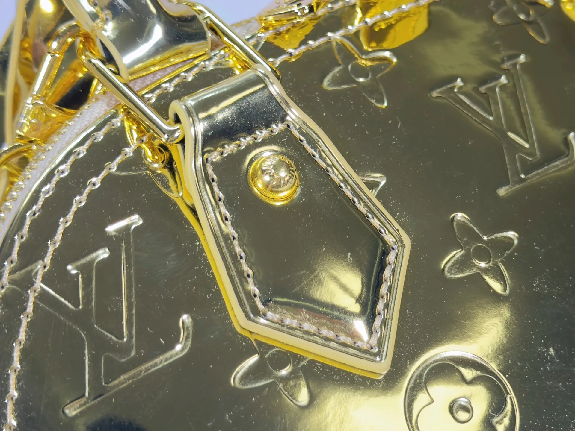 P240 M11835 M53151 M53152 The Alma medium handbag in the LVSki series draws inspiration from the Louis Vuitton archive hard box, rendering the Monogram embossed coated canvas with a new Monogram Miroir effect, highlighting the concept of retro futurism. Spacious interior patch pockets ensure organized storage. Size: 23.5x17.5x11.5cm