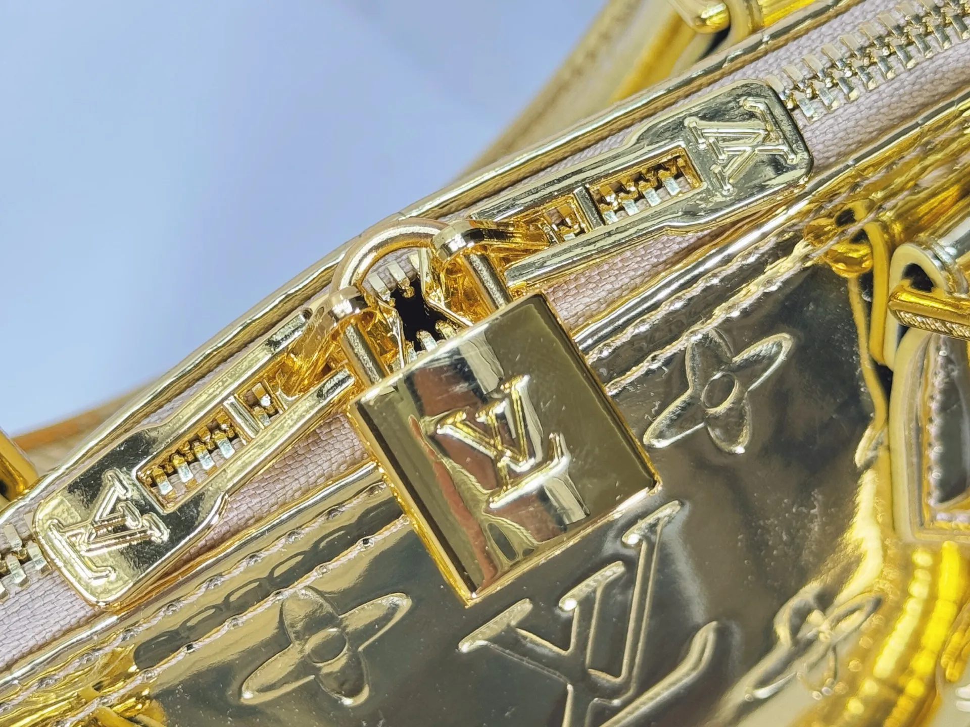 P240 M11835 M53151 M53152 The Alma medium handbag in the LVSki series draws inspiration from the Louis Vuitton archive hard box, rendering the Monogram embossed coated canvas with a new Monogram Miroir effect, highlighting the concept of retro futurism. Spacious interior patch pockets ensure organized storage. Size: 23.5x17.5x11.5cm