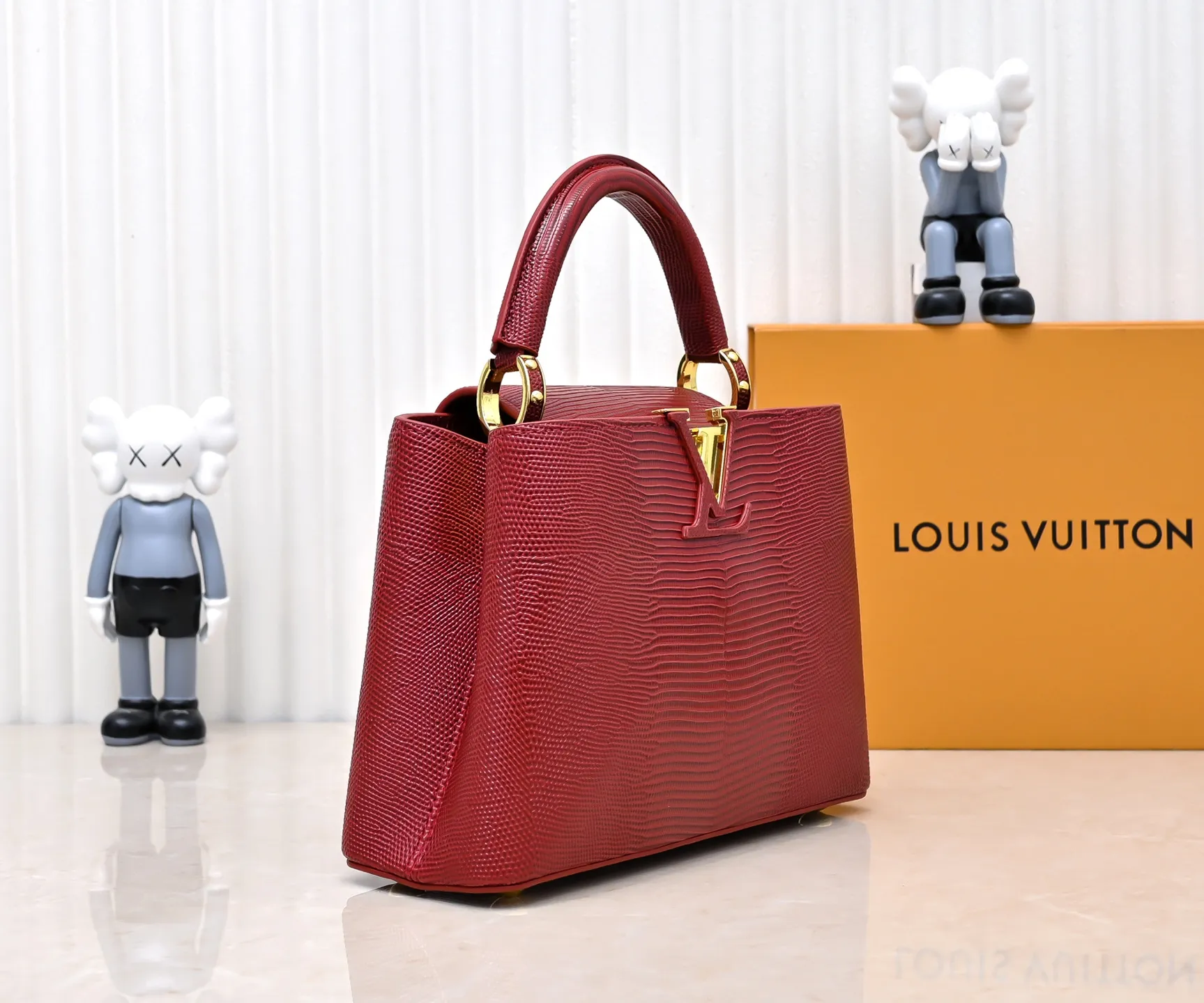 Top-quality original P420 Guangzhou-made M99528 maroon lizard skin gold buckle CapucinesBB handbag exquisitely combines graceful lizard skin outer layer, delicate sheepskin lining and luster metal parts. The iconic flap makes two styles fashionable. The LV logo can be read on the inside and Monogram flowers bloom on the outside. It can light up an eye-catching corner for evening occasions and add a personalized atmosphere to the wardrobe. Shine gorgeous style in day and night occasions.  Detailed features 27 x 18 x 9 cm (length x height x width)