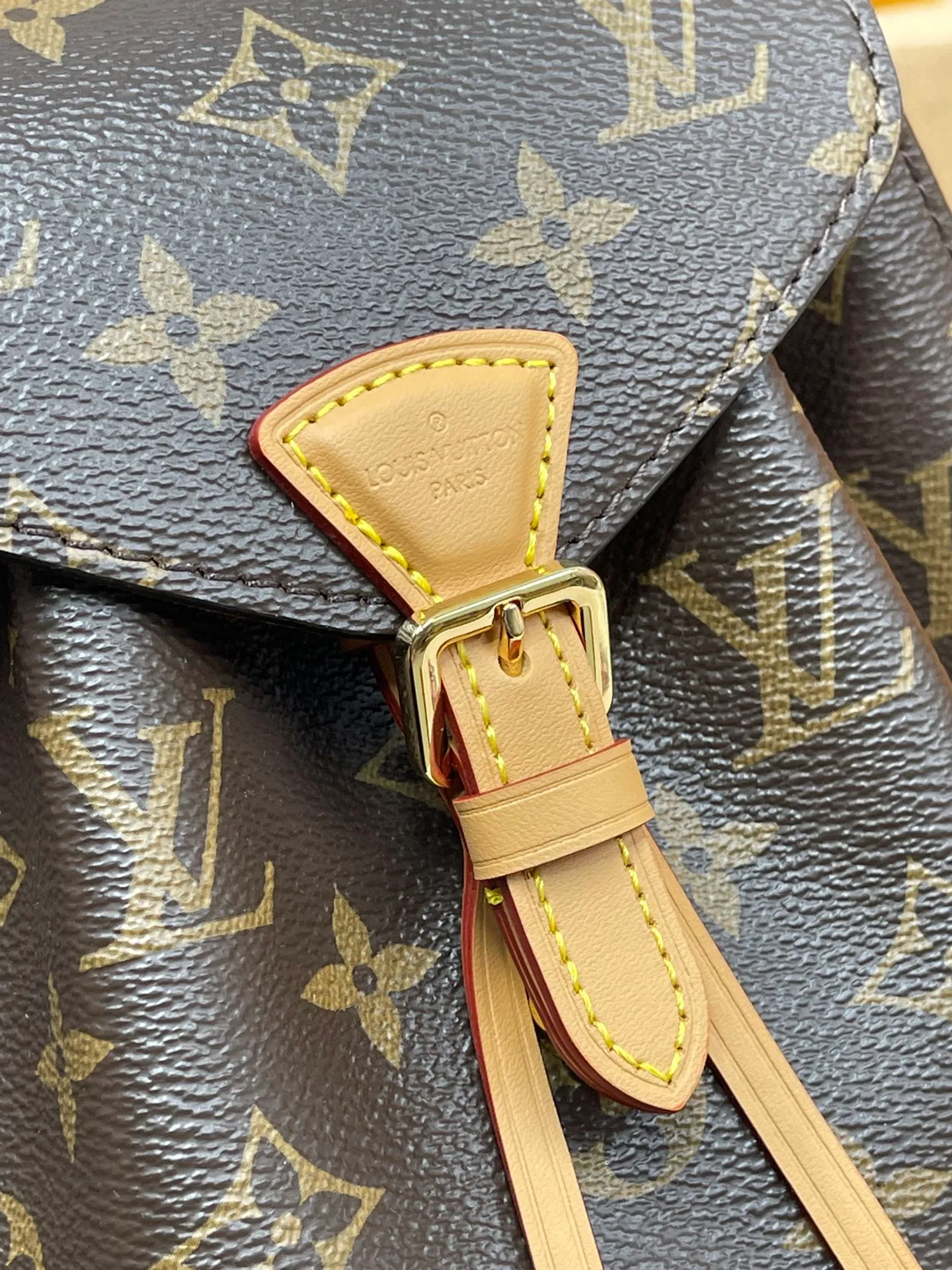 [Upgraded version] P640¥😘Upgraded version·High quality·Semi-steel hardware·With gift box packaging🎁Real shot·Model: M45502·Louis Vuitton·The Montsouris BB backpack is launched in winter. It is made of classic Monogram canvas and cow leather to create a modern pocket configuration. Its buckle and leather drawstring are derived from the original design that came out in 1994. The top handle and removable and adjustable leather shoulder strap allow for a variety of carrying options. Detailed features 17 x 20 x 10.5 cm (length x height x width)