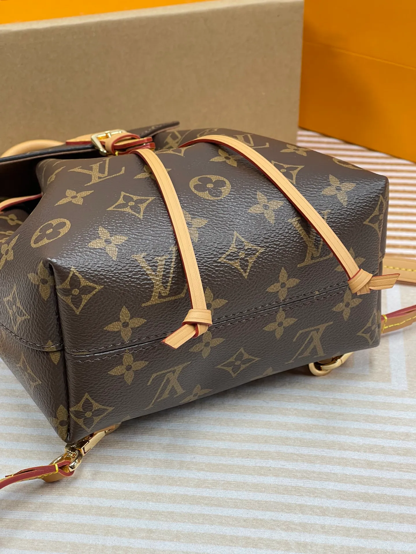 [Upgraded version] P640¥😘Upgraded version·High quality·Semi-steel hardware·With gift box packaging🎁Real shot·Model: M45502·Louis Vuitton·The Montsouris BB backpack is launched in winter. It is made of classic Monogram canvas and cow leather to create a modern pocket configuration. Its buckle and leather drawstring are derived from the original design that came out in 1994. The top handle and removable and adjustable leather shoulder strap allow for a variety of carrying options. Detailed features 17 x 20 x 10.5 cm (length x height x width)