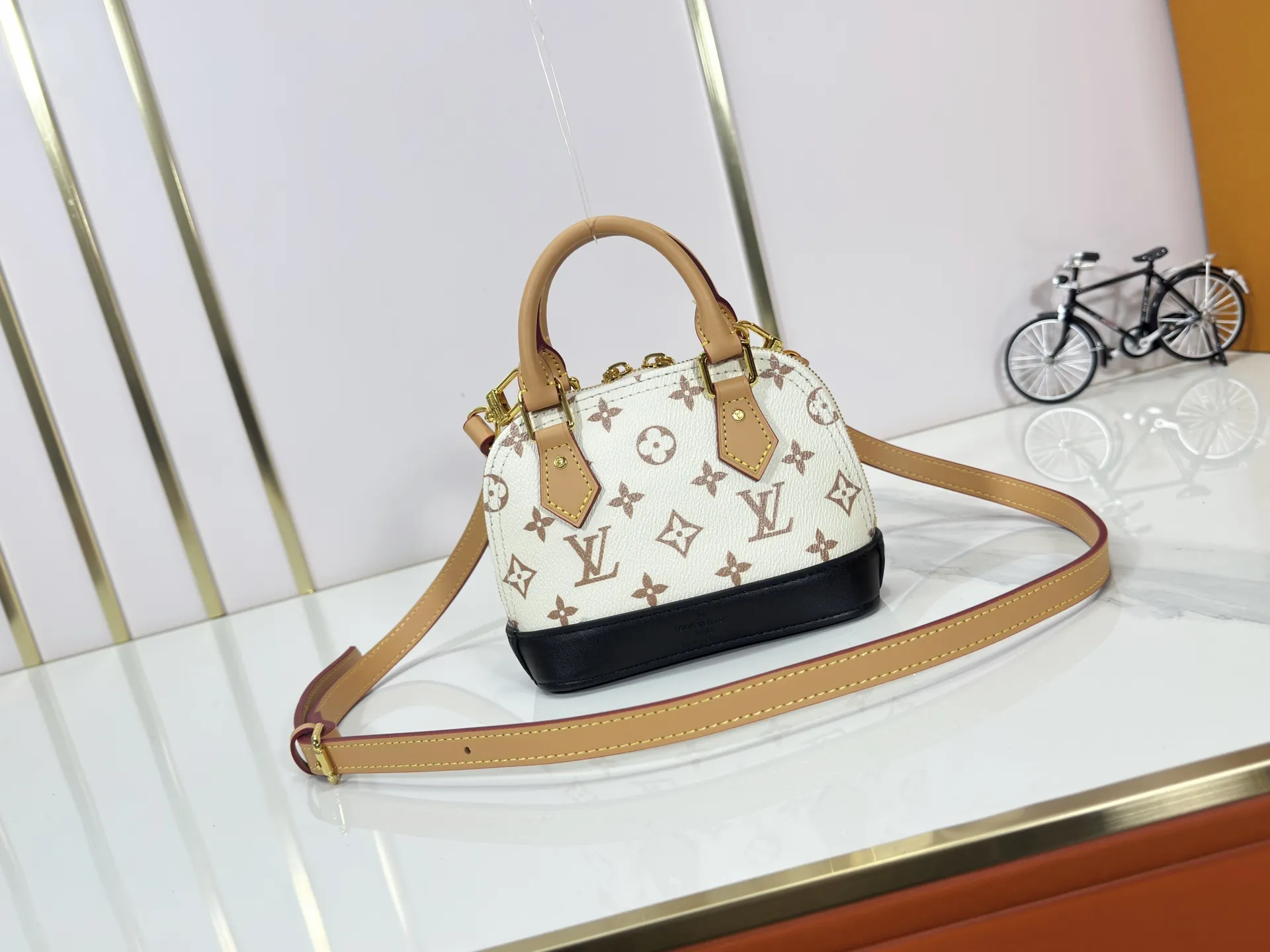 P220 Upgraded original version [Alma Nano shell handbag] M82717 old flower M46895 white flower mini shell bag series New launch Nano Alma handbag Nano Alma reproduces the iconic Alma bag in a miniature version. Louis Vuitton's signature Monogram canvas material harmonizes with the natural leather upholstery. Expertly crafted items that combine traditional charm with modern functionality. Opening the double zippers reveals an interior design with surprisingly ample storage space. With two leather handles and an adjustable, removable shoulder strap, it can be styled in a variety of ways.  Dimensions: 18 x 12 x 8 cm