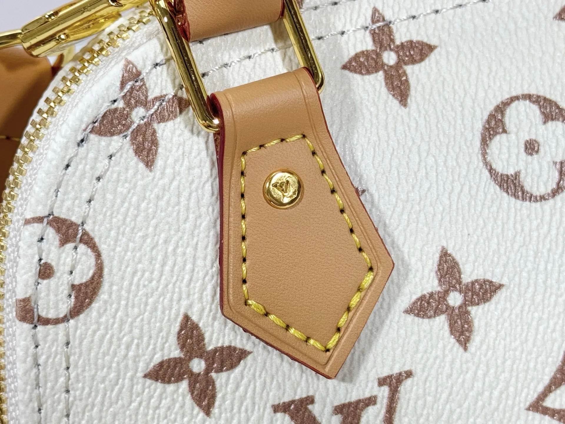 P220 Upgraded original version [Alma Nano shell handbag] M82717 old flower M46895 white flower mini shell bag series New launch Nano Alma handbag Nano Alma reproduces the iconic Alma bag in a miniature version. Louis Vuitton's signature Monogram canvas material harmonizes with the natural leather upholstery. Expertly crafted items that combine traditional charm with modern functionality. Opening the double zippers reveals an interior design with surprisingly ample storage space. With two leather handles and an adjustable, removable shoulder strap, it can be styled in a variety of ways.  Dimensions: 18 x 12 x 8 cm