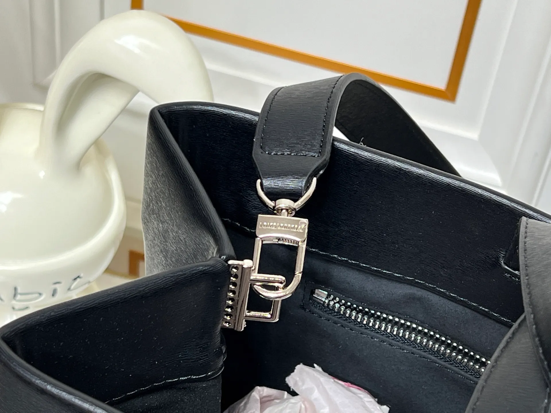 Batch 320💰M24457 Black Orange Blue Green Gray Presbyopia Plaid Black Crocodile Orange Crocodile Pattern 9 Colors ✔️ This Shopper medium handbag draws inspiration from Louis Vuitton shopping bags, with the words Louis Vuitton and Maison Fondée En 1854 written on soft cow leather, with a top handle and a detachable shoulder strap. Size: 40x32x16cm