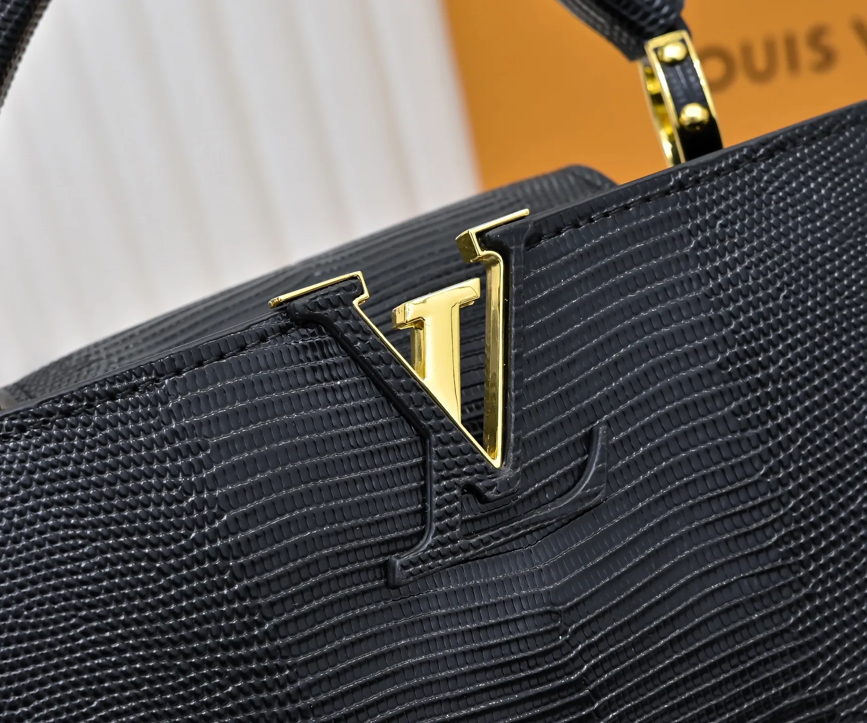 Top original P420 Guangzhou-made M99528 black lizard skin gold buckle CapucinesBB handbag exquisitely combines graceful lizard skin outer layer, delicate sheepskin lining and glossy metal parts. The iconic flip cover makes two styles fashionable. The LV logo is read on the inside and Monogram flowers bloom on the outside. It lights up an eye-catching corner for evening occasions and adds a personalized atmosphere to the wardrobe. Shine gorgeous style in day and night occasions.  Detailed features 27 x 18 x 9 cm (length x height x width)