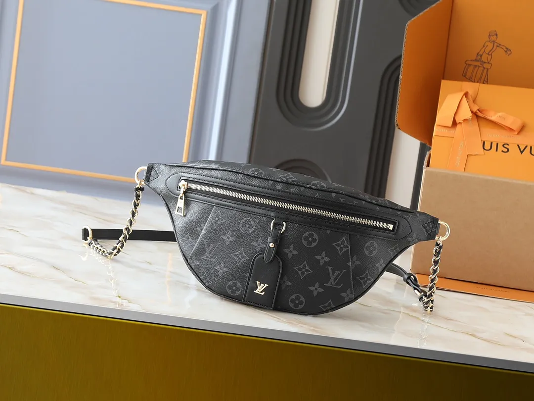 💰240💰Upgraded from the original M14353 M46784 M43644 This High Rise waist bag is made of soft Monogram coated canvas to create a close-fitting shape. The thin design can be placed inside the jacket. The cowhide leather has a detachable name tag and can be tied with a fabric shoulder strap for a sporty look. Dimensions: 38.0 x 16.0 x 8.0 cm (length x height x width)