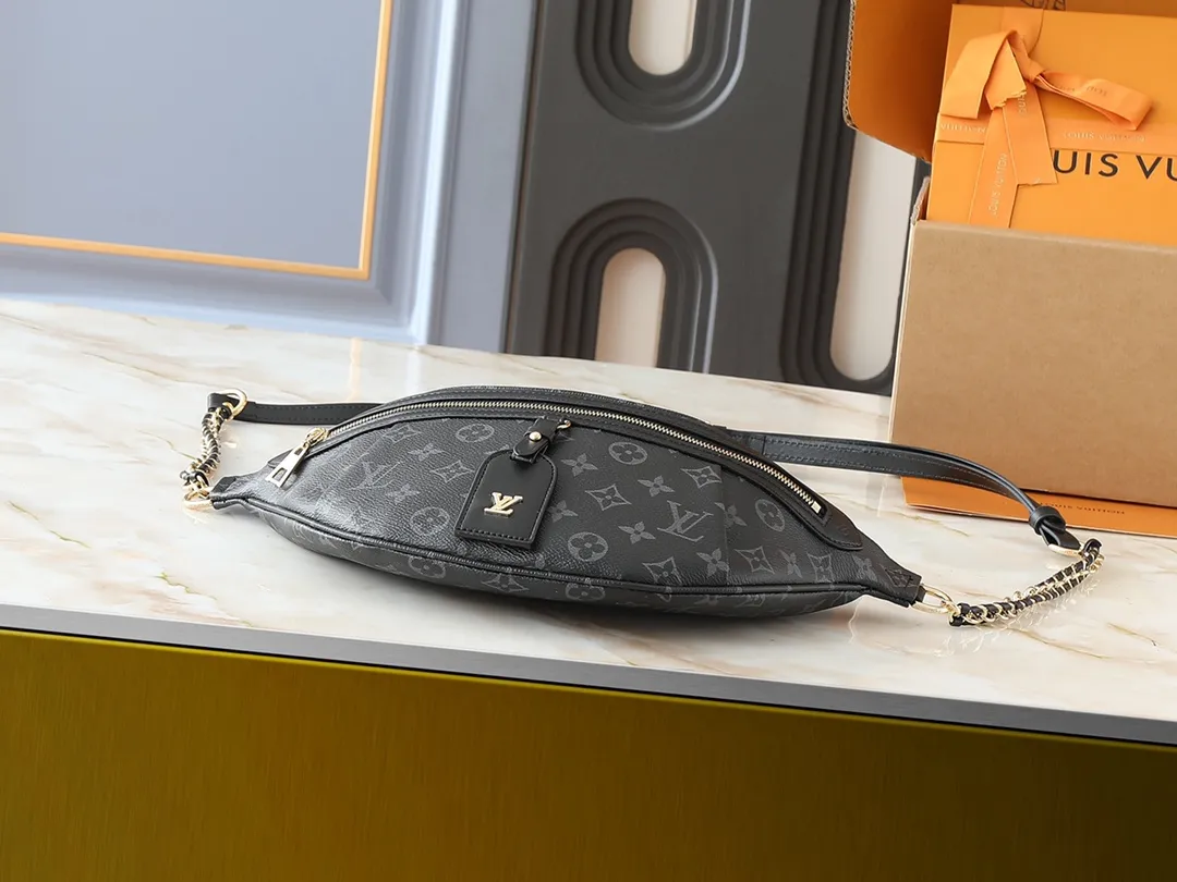 💰240💰Upgraded from the original M14353 M46784 M43644 This High Rise waist bag is made of soft Monogram coated canvas to create a close-fitting shape. The thin design can be placed inside the jacket. The cowhide leather has a detachable name tag and can be tied with a fabric shoulder strap for a sporty look. Dimensions: 38.0 x 16.0 x 8.0 cm (length x height x width)