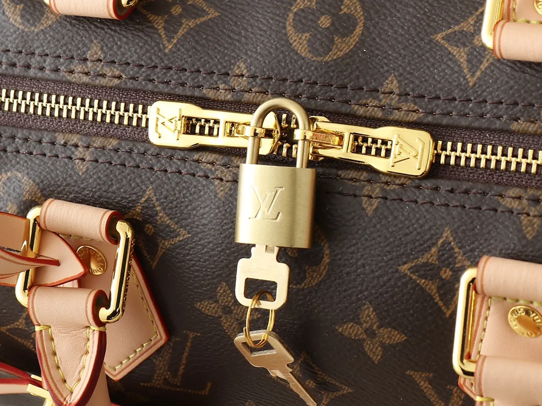 💰300💰Upgraded original version M13805 M13257 M40391 lv Murakami Takashi co-branded NANOSPEEDY handbag This Nano Speedy handbag combines Monogram canvas and cow leather trim printing, with 33 colorful colors to interpret white tricolor and black tricolor. It has been launched in twelve sections and is very popular around the world and is loved by celebrities and celebrities. 30.0 x 21.0 x 17.0 cm