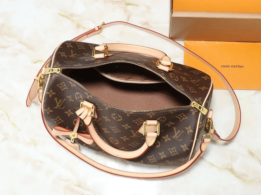 💰300💰Upgraded original version M13805 M13257 M40391 lv Murakami Takashi co-branded NANOSPEEDY handbag This Nano Speedy handbag combines Monogram canvas and cow leather trim printing, with 33 colorful colors to interpret white tricolor and black tricolor. It has been launched in twelve sections and is very popular around the world and is loved by celebrities and celebrities. 30.0 x 21.0 x 17.0 cm