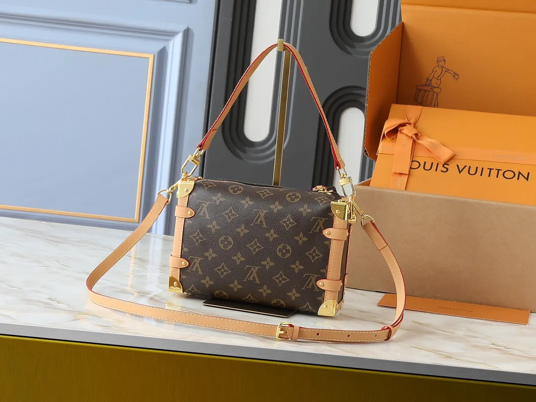 💰280💰Upgraded from the original M46358 M25160. Nicolas Ghesquière repeatedly explored Louis Vuitton’s trunk-making heritage to create this Side Trunk medium handbag. Monogram canvas is combined with leather trim, and the leather zipper puller creatively connects to the iconic S-lock, and the reinforced metal corners gather the eye. The wide handles and leather spaghetti strap are removable. Dimensions: 23.5 x 16.0 x 8.5 cm (length x height x width)