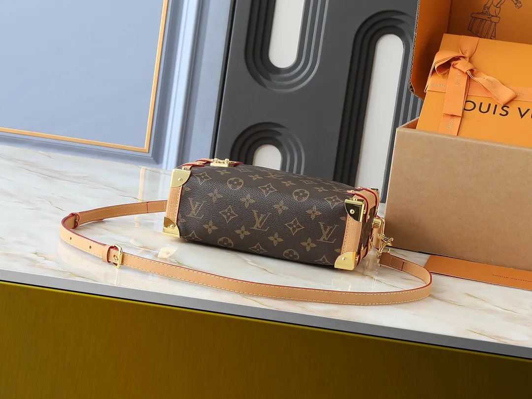 💰280💰Upgraded from the original M46358 M25160. Nicolas Ghesquière repeatedly explored Louis Vuitton’s trunk-making heritage to create this Side Trunk medium handbag. Monogram canvas is combined with leather trim, and the leather zipper puller creatively connects to the iconic S-lock, and the reinforced metal corners gather the eye. The wide handles and leather spaghetti strap are removable. Dimensions: 23.5 x 16.0 x 8.5 cm (length x height x width)