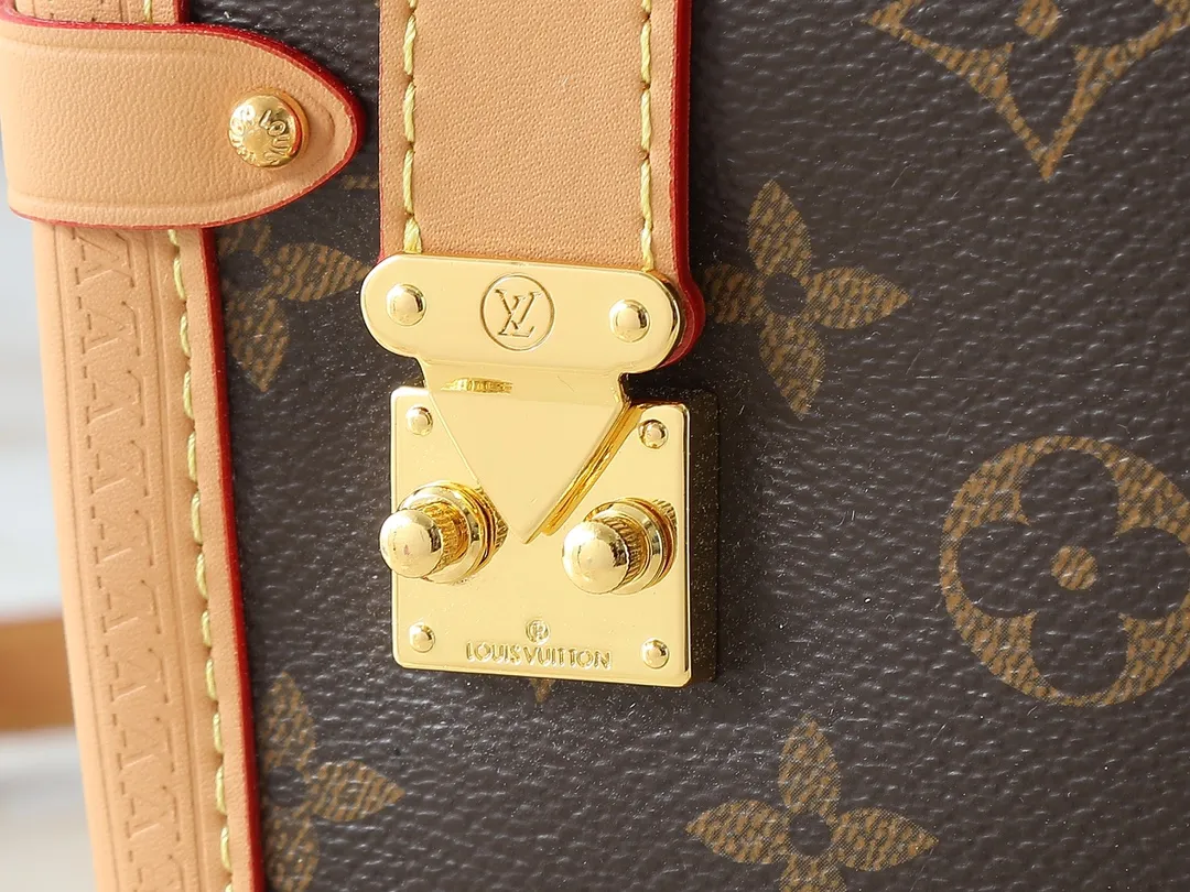 💰280💰Upgraded from the original M46358 M25160. Nicolas Ghesquière repeatedly explored Louis Vuitton’s trunk-making heritage to create this Side Trunk medium handbag. Monogram canvas is combined with leather trim, and the leather zipper puller creatively connects to the iconic S-lock, and the reinforced metal corners gather the eye. The wide handles and leather spaghetti strap are removable. Dimensions: 23.5 x 16.0 x 8.5 cm (length x height x width)
