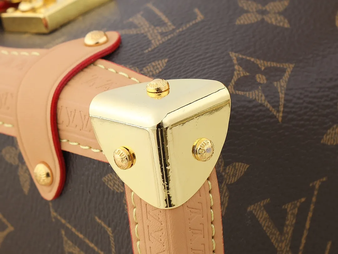 💰280💰Upgraded from the original M46358 M25160. Nicolas Ghesquière repeatedly explored Louis Vuitton’s trunk-making heritage to create this Side Trunk medium handbag. Monogram canvas is combined with leather trim, and the leather zipper puller creatively connects to the iconic S-lock, and the reinforced metal corners gather the eye. The wide handles and leather spaghetti strap are removable. Dimensions: 23.5 x 16.0 x 8.5 cm (length x height x width)