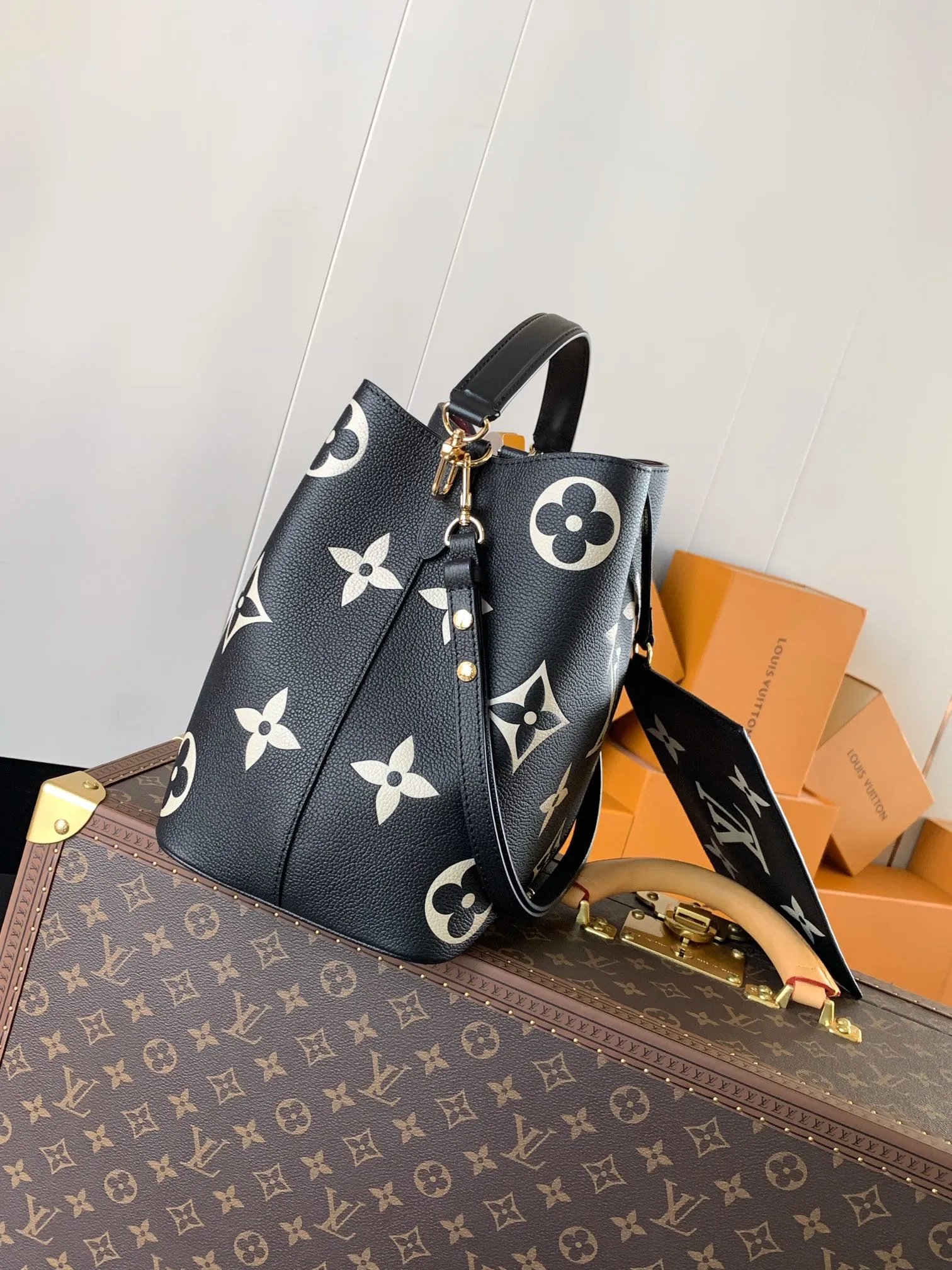 💰1140 (top-grain leather) top-grade original transcoding chip, custom-made top-grade cowhide top-grade original 🔥 M45497 black M45555 apricot This NéoNoé medium bucket bag has LV letters and Monogram flowers first printed and dyed and then embossed on the leather to confuse the eye with an eye-catching look. The inner pocket can safely store valuables, and the adjustable shoulder strap can be worn on the shoulder or cross-body. Detailed Features 26.0 x 26.0 x 17.5 cm (L x H x W) Embossed grained cowhide Grained cowhide trim Microfiber lining Metal hardware Central zip pocket Compartment Metal eyelets Shoulder strap: Removable, adjustable Strap Half-length: 31.0 cm Strap half-length adjustable to: 54.0 cm Handle: Single handle