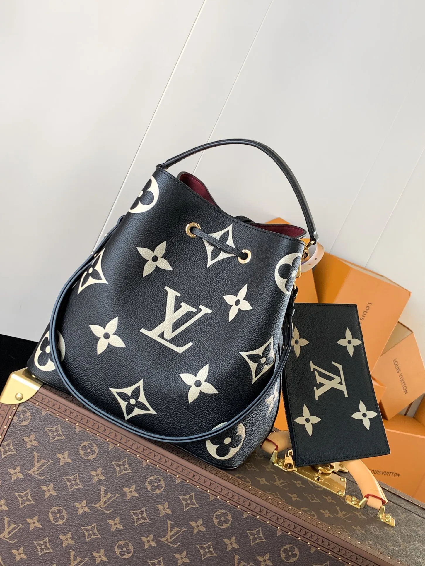 💰1140 (top-grain leather) top-grade original transcoding chip, custom-made top-grade cowhide top-grade original 🔥 M45497 black M45555 apricot This NéoNoé medium bucket bag has LV letters and Monogram flowers first printed and dyed and then embossed on the leather to confuse the eye with an eye-catching look. The inner pocket can safely store valuables, and the adjustable shoulder strap can be worn on the shoulder or cross-body. Detailed Features 26.0 x 26.0 x 17.5 cm (L x H x W) Embossed grained cowhide Grained cowhide trim Microfiber lining Metal hardware Central zip pocket Compartment Metal eyelets Shoulder strap: Removable, adjustable Strap Half-length: 31.0 cm Strap half-length adjustable to: 54.0 cm Handle: Single handle