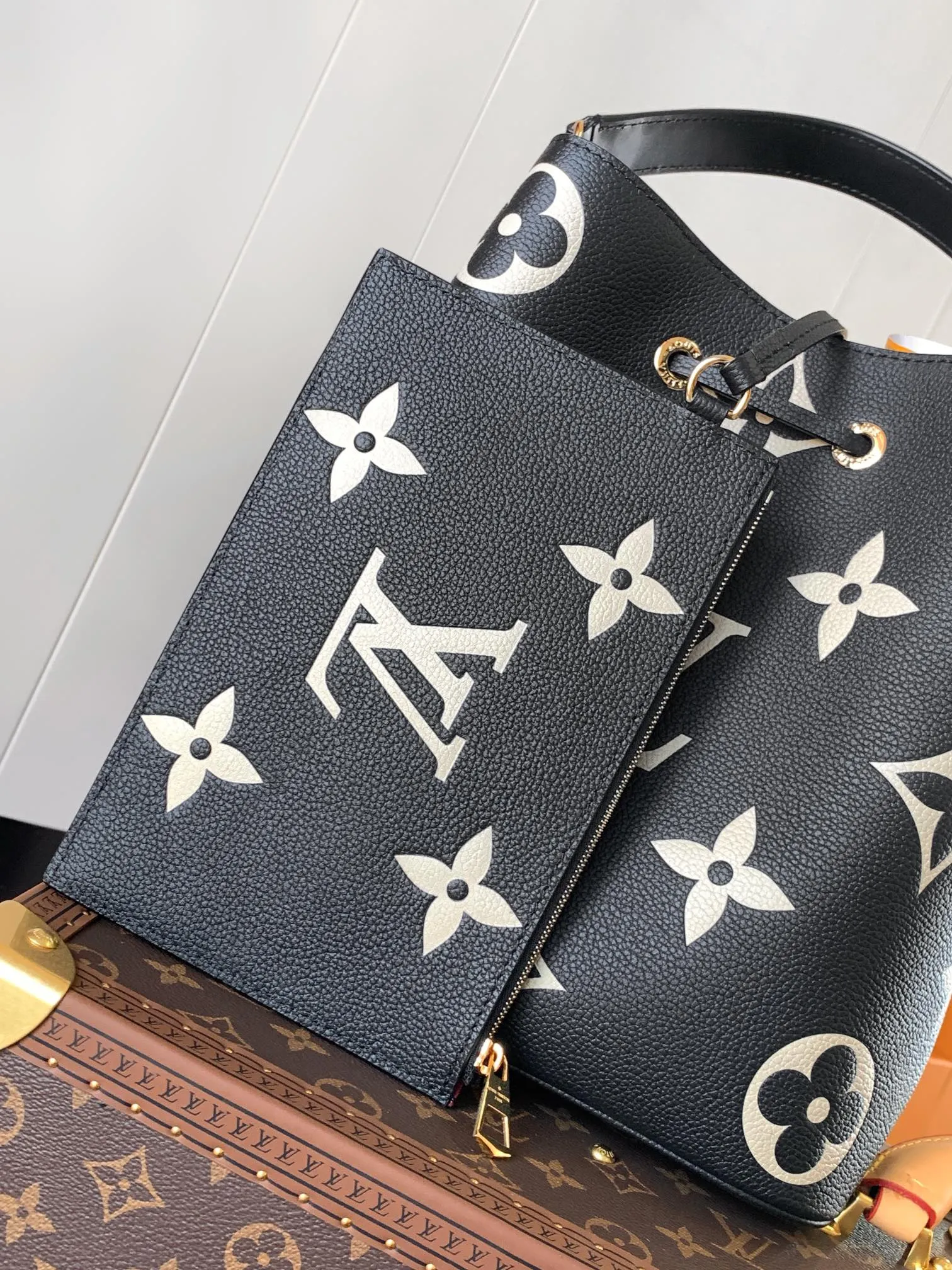 💰1140 (top-grain leather) top-grade original transcoding chip, custom-made top-grade cowhide top-grade original 🔥 M45497 black M45555 apricot This NéoNoé medium bucket bag has LV letters and Monogram flowers first printed and dyed and then embossed on the leather to confuse the eye with an eye-catching look. The inner pocket can safely store valuables, and the adjustable shoulder strap can be worn on the shoulder or cross-body. Detailed Features 26.0 x 26.0 x 17.5 cm (L x H x W) Embossed grained cowhide Grained cowhide trim Microfiber lining Metal hardware Central zip pocket Compartment Metal eyelets Shoulder strap: Removable, adjustable Strap Half-length: 31.0 cm Strap half-length adjustable to: 54.0 cm Handle: Single handle
