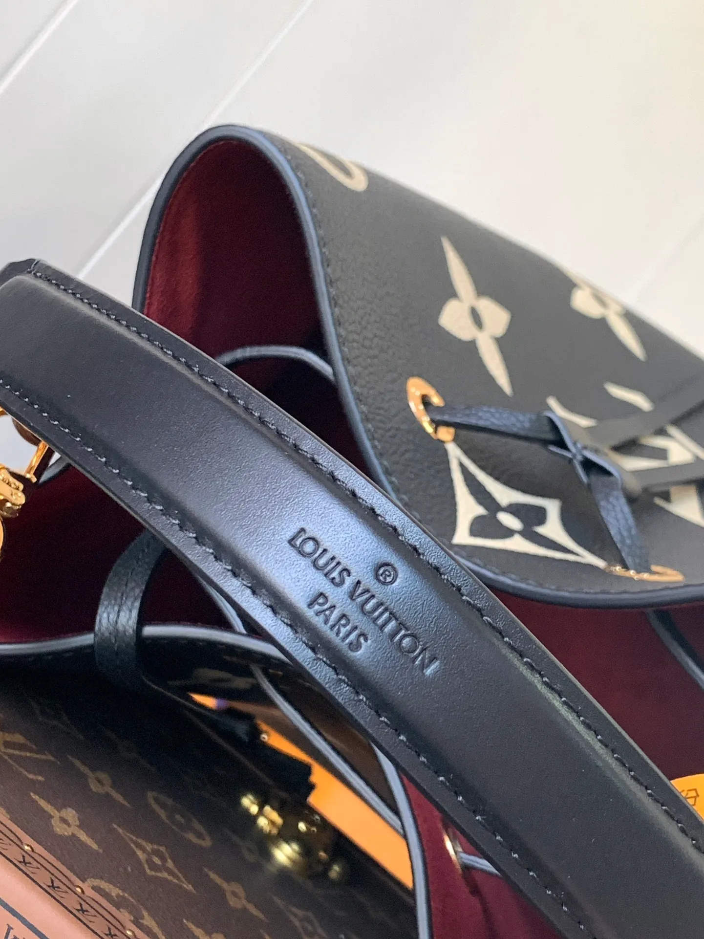💰1140 (top-grain leather) top-grade original transcoding chip, custom-made top-grade cowhide top-grade original 🔥 M45497 black M45555 apricot This NéoNoé medium bucket bag has LV letters and Monogram flowers first printed and dyed and then embossed on the leather to confuse the eye with an eye-catching look. The inner pocket can safely store valuables, and the adjustable shoulder strap can be worn on the shoulder or cross-body. Detailed Features 26.0 x 26.0 x 17.5 cm (L x H x W) Embossed grained cowhide Grained cowhide trim Microfiber lining Metal hardware Central zip pocket Compartment Metal eyelets Shoulder strap: Removable, adjustable Strap Half-length: 31.0 cm Strap half-length adjustable to: 54.0 cm Handle: Single handle