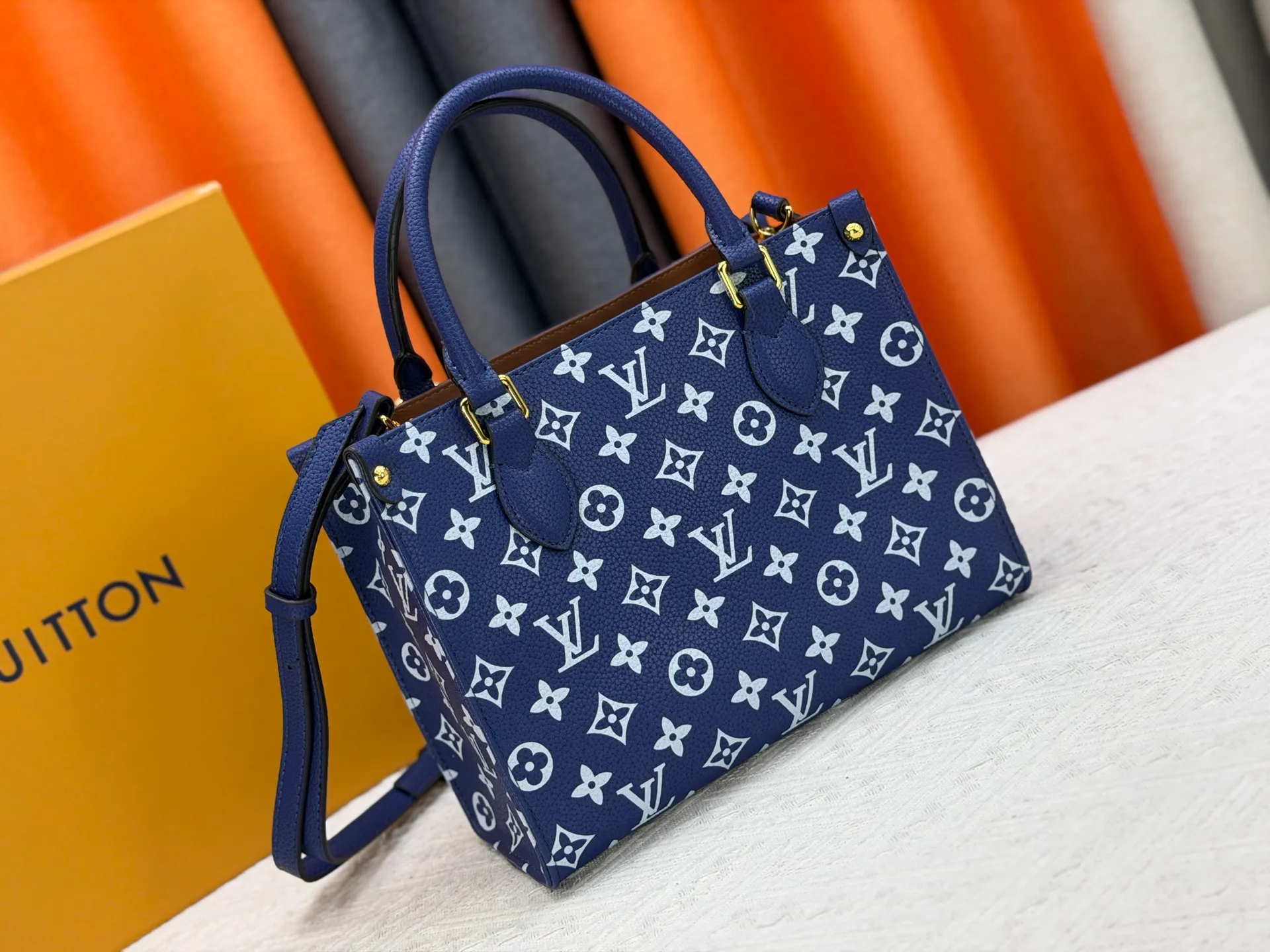 P260 Upgraded original version (latest color) M10303 M45659 M46373 M44571 This OnTheGo small tote bag draws inspiration from the classic Sac Plat handbag in 1968. It is made of Monogram Empreinte leather embossed with the Giant Monogram pattern to create a miniature version, which can store daily necessities such as a mini tablet. Designed handles and a detachable and adjustable shoulder strap enrich the carrying options. Dimensions: 25.0 x 19.0 x 11.5 cm (length x height x width)