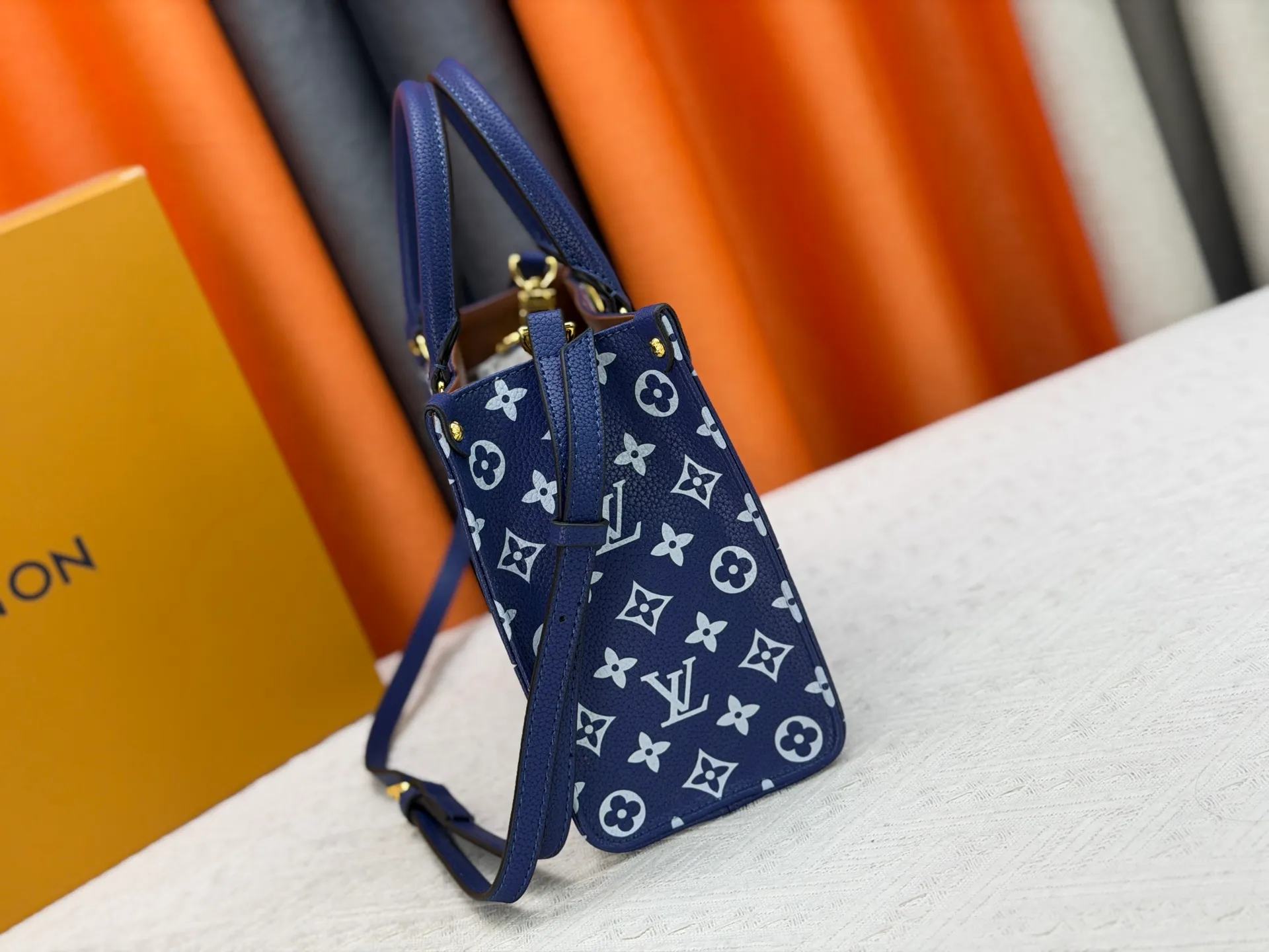 P260 Upgraded original version (latest color) M10303 M45659 M46373 M44571 This OnTheGo small tote bag draws inspiration from the classic Sac Plat handbag in 1968. It is made of Monogram Empreinte leather embossed with the Giant Monogram pattern to create a miniature version, which can store daily necessities such as a mini tablet. Designed handles and a detachable and adjustable shoulder strap enrich the carrying options. Dimensions: 25.0 x 19.0 x 11.5 cm (length x height x width)
