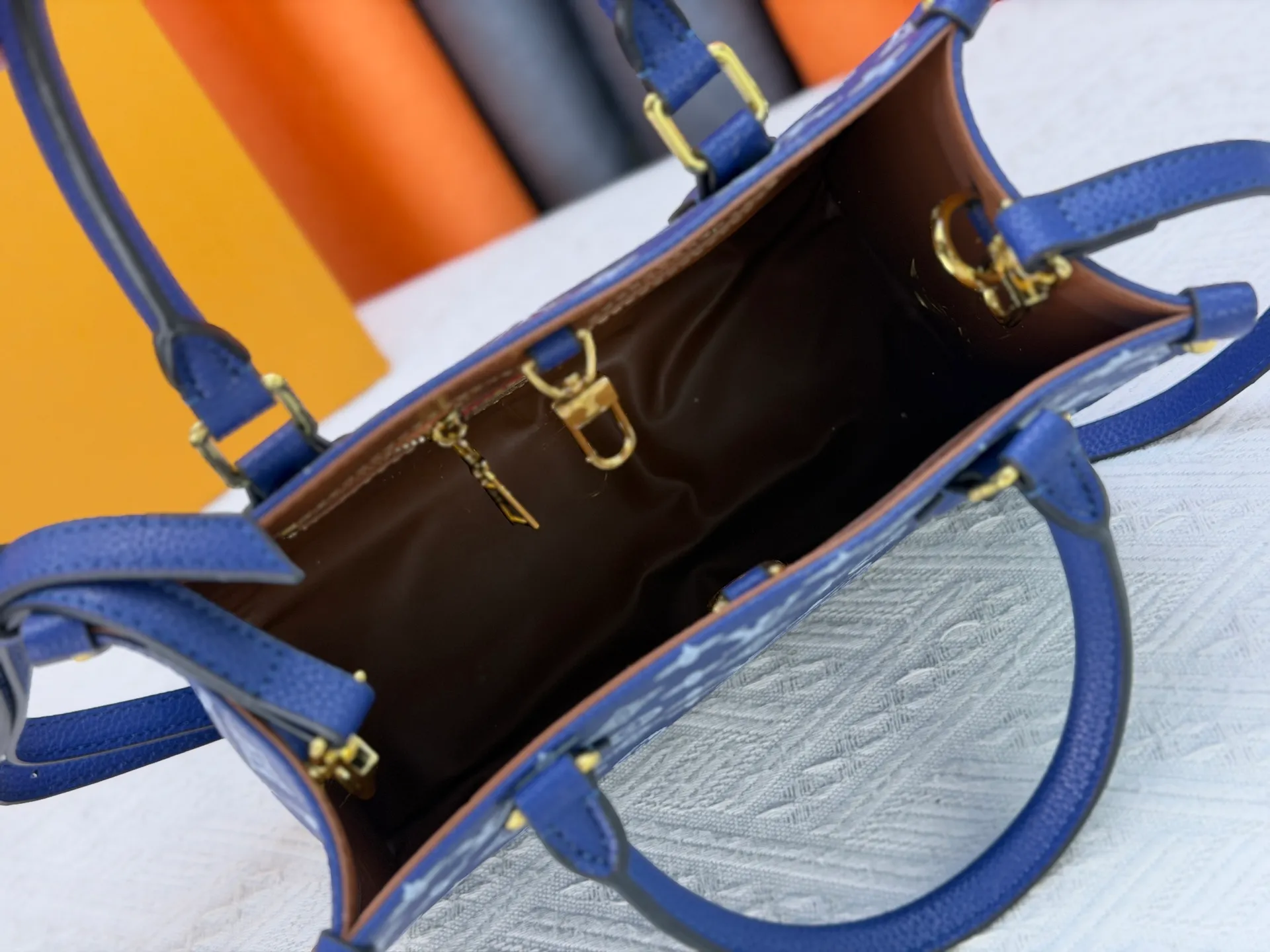 P260 Upgraded original version (latest color) M10303 M45659 M46373 M44571 This OnTheGo small tote bag draws inspiration from the classic Sac Plat handbag in 1968. It is made of Monogram Empreinte leather embossed with the Giant Monogram pattern to create a miniature version, which can store daily necessities such as a mini tablet. Designed handles and a detachable and adjustable shoulder strap enrich the carrying options. Dimensions: 25.0 x 19.0 x 11.5 cm (length x height x width)