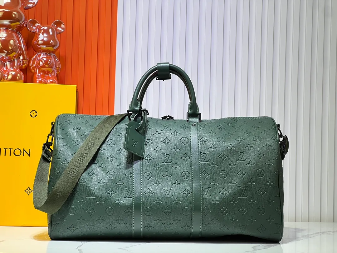 Batch 400💰Guangzhou goods upgraded to the original version No. 24440 Green embossed 41416 This Keepall Bandoulière travel bag is made of flexible Monogram Taurillon leather, with elegant design decorated with elegant metal parts and Louis Vuitton logo ribbon. The fresh color palette and carry-on size make it a great travel choice for leather goods lovers. Detailed dimensions: 50x29x23 cm (length x height x width)