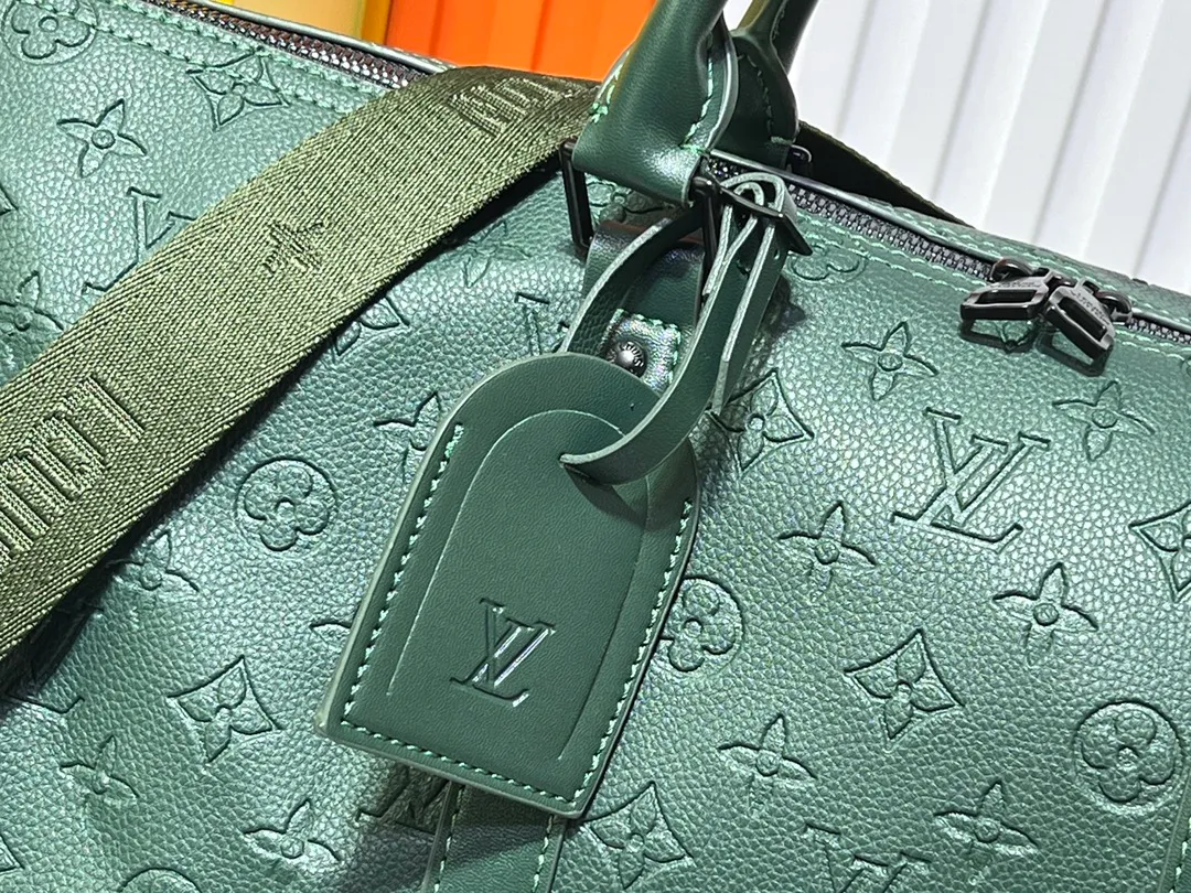Batch 400💰Guangzhou goods upgraded to the original version No. 24440 Green embossed 41416 This Keepall Bandoulière travel bag is made of flexible Monogram Taurillon leather, with elegant design decorated with elegant metal parts and Louis Vuitton logo ribbon. The fresh color palette and carry-on size make it a great travel choice for leather goods lovers. Detailed dimensions: 50x29x23 cm (length x height x width)
