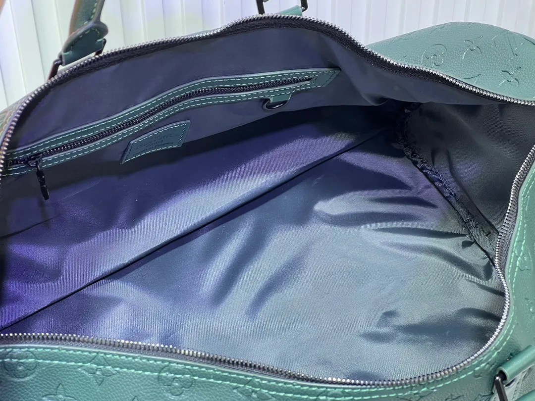 Batch 400💰Guangzhou goods upgraded to the original version No. 24440 Green embossed 41416 This Keepall Bandoulière travel bag is made of flexible Monogram Taurillon leather, with elegant design decorated with elegant metal parts and Louis Vuitton logo ribbon. The fresh color palette and carry-on size make it a great travel choice for leather goods lovers. Detailed dimensions: 50x29x23 cm (length x height x width)
