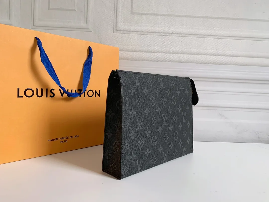 💰120 💎Louis Vuitton No. 26 toilet bag💁 Official item number: N47542 Size: 26x 20x 5cm. 😊 The large Monogram clutch bag has a spacious interior and crotch-style design on both sides for easy access to items and can be easily put into the handbag. 💋 Original imported leather, original OEM code, real gold plating 24K hardware, imported YKK silver zipper counter synchronization, perfect details, you can enter and exit the counter at will. genuine quality,