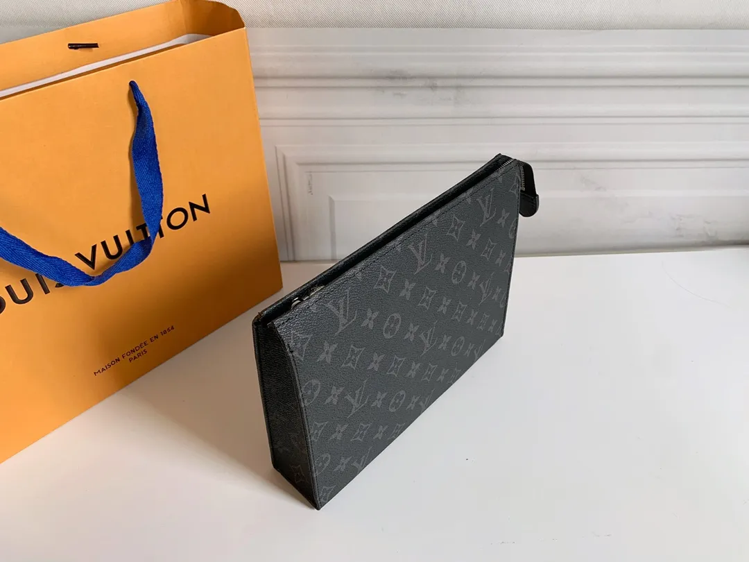 💰120 💎Louis Vuitton No. 26 toilet bag💁 Official item number: N47542 Size: 26x 20x 5cm. 😊 The large Monogram clutch bag has a spacious interior and crotch-style design on both sides for easy access to items and can be easily put into the handbag. 💋 Original imported leather, original OEM code, real gold plating 24K hardware, imported YKK silver zipper counter synchronization, perfect details, you can enter and exit the counter at will. genuine quality,