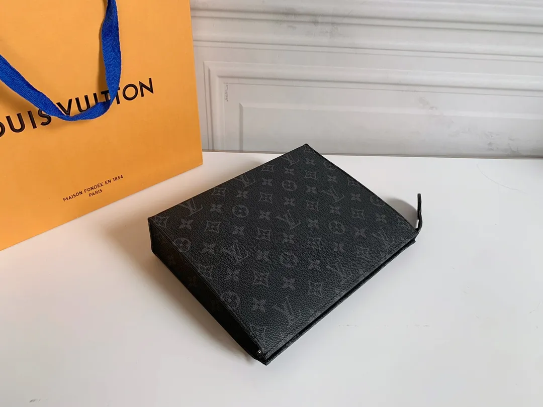 💰120 💎Louis Vuitton No. 26 toilet bag💁 Official item number: N47542 Size: 26x 20x 5cm. 😊 The large Monogram clutch bag has a spacious interior and crotch-style design on both sides for easy access to items and can be easily put into the handbag. 💋 Original imported leather, original OEM code, real gold plating 24K hardware, imported YKK silver zipper counter synchronization, perfect details, you can enter and exit the counter at will. genuine quality,