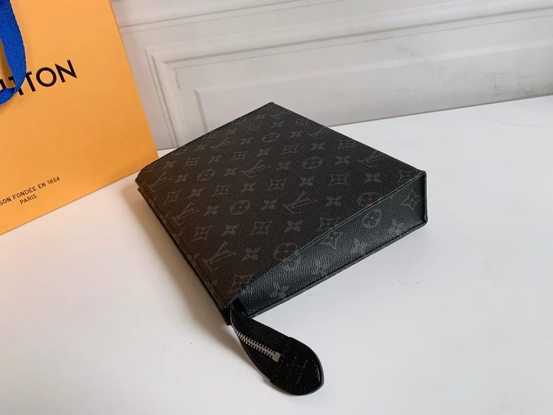 💰120 💎Louis Vuitton No. 26 toilet bag💁 Official item number: N47542 Size: 26x 20x 5cm. 😊 The large Monogram clutch bag has a spacious interior and crotch-style design on both sides for easy access to items and can be easily put into the handbag. 💋 Original imported leather, original OEM code, real gold plating 24K hardware, imported YKK silver zipper counter synchronization, perfect details, you can enter and exit the counter at will. genuine quality,