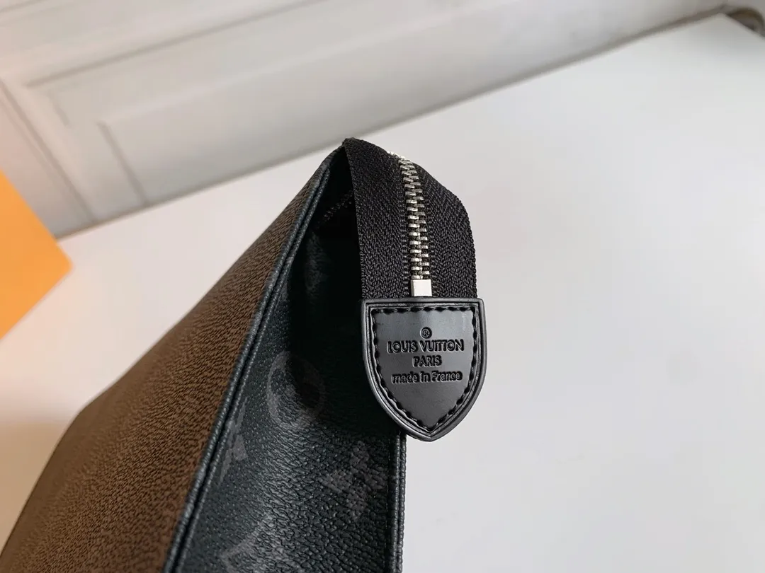 💰120 💎Louis Vuitton No. 26 toilet bag💁 Official item number: N47542 Size: 26x 20x 5cm. 😊 The large Monogram clutch bag has a spacious interior and crotch-style design on both sides for easy access to items and can be easily put into the handbag. 💋 Original imported leather, original OEM code, real gold plating 24K hardware, imported YKK silver zipper counter synchronization, perfect details, you can enter and exit the counter at will. genuine quality,