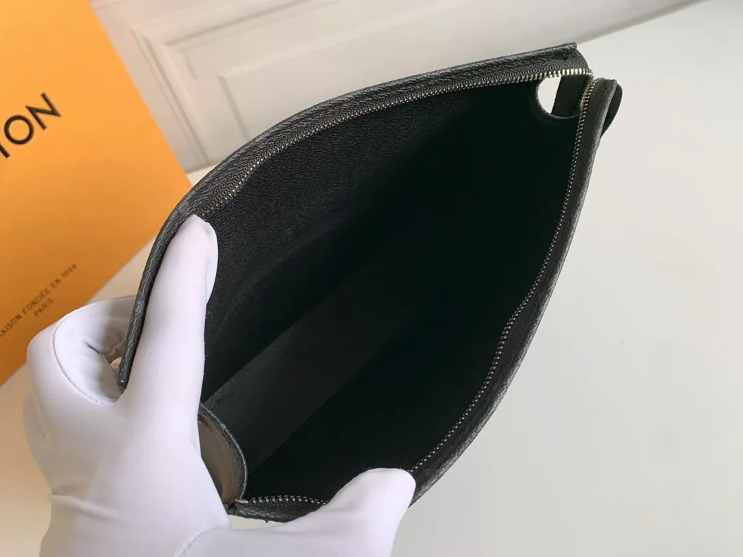 💰120 💎Louis Vuitton No. 26 toilet bag💁 Official item number: N47542 Size: 26x 20x 5cm. 😊 The large Monogram clutch bag has a spacious interior and crotch-style design on both sides for easy access to items and can be easily put into the handbag. 💋 Original imported leather, original OEM code, real gold plating 24K hardware, imported YKK silver zipper counter synchronization, perfect details, you can enter and exit the counter at will. genuine quality,