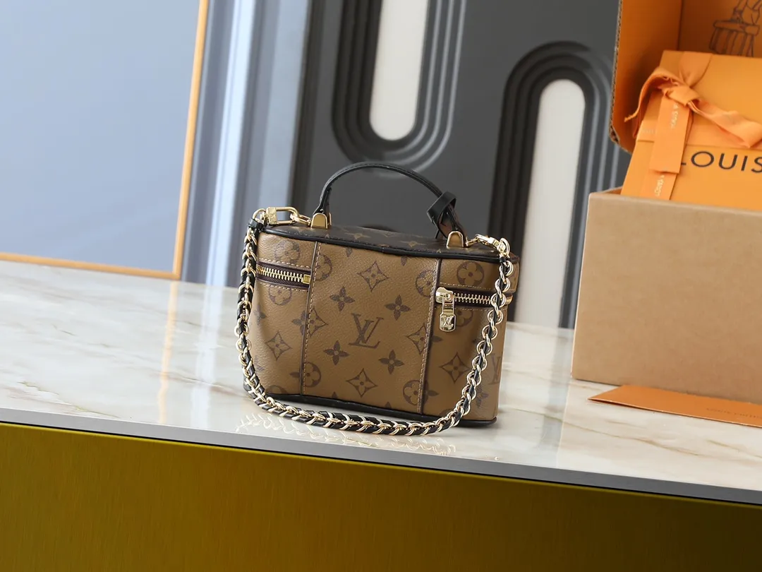 💰240💰Upgraded from the original M47125. This Vanity Chain Pouch handbag draws inspiration from the classic cosmetic case and interprets the travel spirit with Monogram canvas. The top handle and detachable braided chain are infused with leather elements, complementing the clean lines of the bag. The LV inscribed padlock and leather key holder continue the iconic details. Dimensions: 19.0 x 11.5 x 6.5 cm (length x height x width)