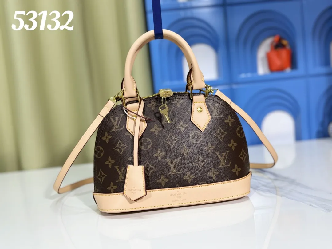 p Large 280💰Small 260💰Upgraded from the original M53151 M53152 presbyopic N41221 Feige presbyopic black leather This is one of Louis Vuitton's iconic handbags with the stiffest design structure. Its prototype is a piece designed by Gaston Vuitton and named after the Alma Bridge, which connects two adjacent fashionable districts in Paris. Signature Monogram canvas gives it a classic feel. Size: small 25 x 19 x 12, large 32x24x15cm (length x height x width)