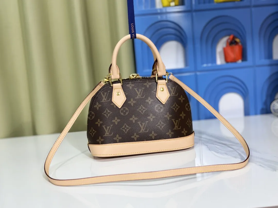 p Large 280💰Small 260💰Upgraded from the original M53151 M53152 presbyopic N41221 Feige presbyopic black leather This is one of Louis Vuitton's iconic handbags with the stiffest design structure. Its prototype is a piece designed by Gaston Vuitton and named after the Alma Bridge, which connects two adjacent fashionable districts in Paris. Signature Monogram canvas gives it a classic feel. Size: small 25 x 19 x 12, large 32x24x15cm (length x height x width)