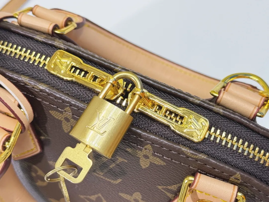 p Large 280💰Small 260💰Upgraded from the original M53151 M53152 presbyopic N41221 Feige presbyopic black leather This is one of Louis Vuitton's iconic handbags with the stiffest design structure. Its prototype is a piece designed by Gaston Vuitton and named after the Alma Bridge, which connects two adjacent fashionable districts in Paris. Signature Monogram canvas gives it a classic feel. Size: small 25 x 19 x 12, large 32x24x15cm (length x height x width)