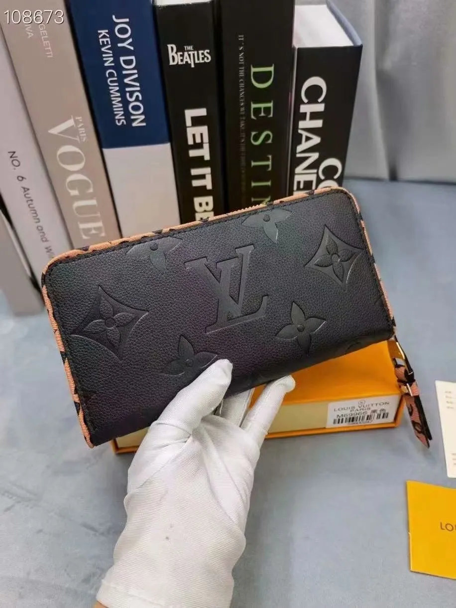 P160M69966 [Special introduction] Overseas special offer (counter goods) Zippy Lockme wallet made of soft calfskin, combines the iconic design of the zipper wallet with the distinctive elements of the fashion series: LV lettering ornaments and a front pocket for easy access to tickets and other items. Reliable wrap-around zipper design with multiple interior pockets and compartments. Dimensions: 19.5 x 10.0 x 2.5 cm