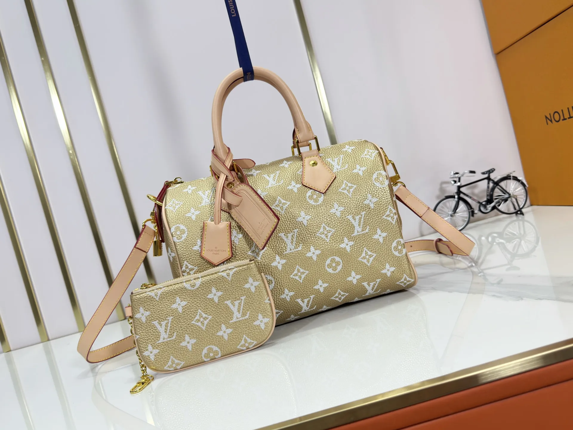P280 Upgraded original M15278 M24441 M24424 This Speedy Bandoulière 25 Monogram Leather handbag is made of soft cow leather and uses Monogram patterns to reproduce the elegant look and feel of canvas printing. Dazzling metal hardware, sheepskin lining and nameplate all reflect Creative Director Pharrell Williams' relentless attention to detail. 25 x 15 x 15 cm (length x height x width)