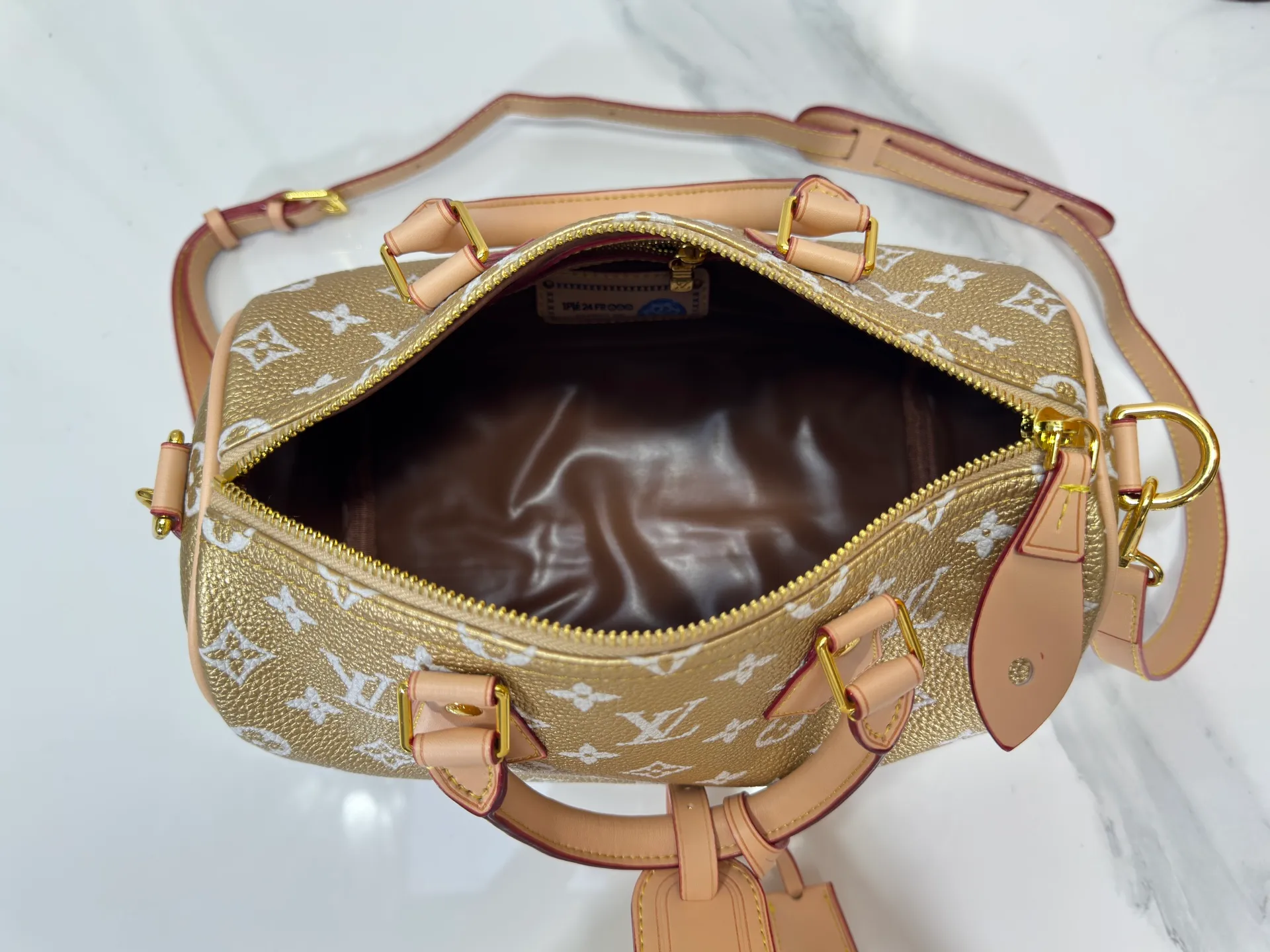 P280 Upgraded original M15278 M24441 M24424 This Speedy Bandoulière 25 Monogram Leather handbag is made of soft cow leather and uses Monogram patterns to reproduce the elegant look and feel of canvas printing. Dazzling metal hardware, sheepskin lining and nameplate all reflect Creative Director Pharrell Williams' relentless attention to detail. 25 x 15 x 15 cm (length x height x width)