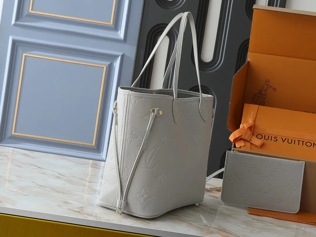 💰200💰Upgraded from the original M13758 M14210 M45686 M46649 M58907 M46329 M21579 M45685 M46676 M40995 This Neverfull medium handbag uses embossing and printing processes to depict the Monogram pattern on the cow leather. Tighten the side straps and the tote instantly transforms into an elegant urban handbag; the long handle makes it easy to carry over the shoulder or elbow. 31.0 x 28.0 x 14.0 cm (length x height x width)