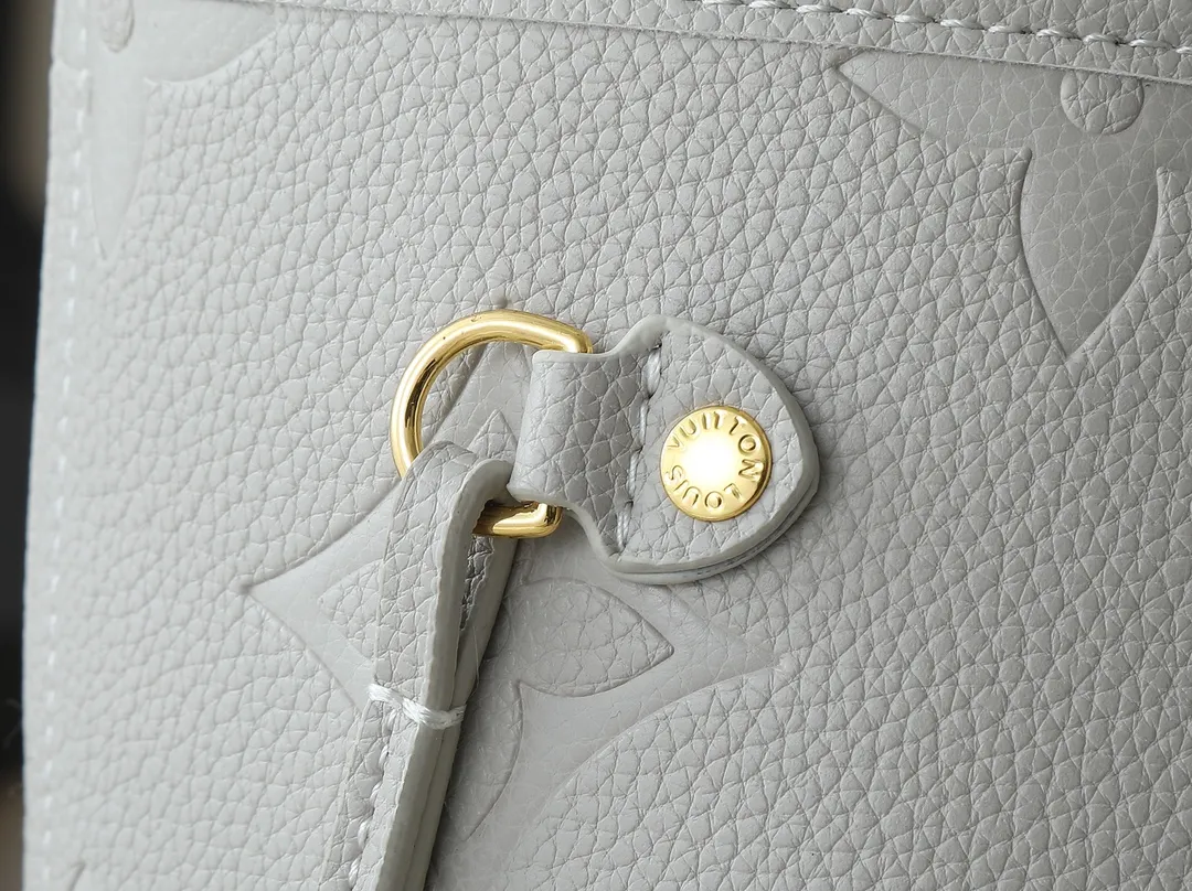 💰200💰Upgraded from the original M13758 M14210 M45686 M46649 M58907 M46329 M21579 M45685 M46676 M40995 This Neverfull medium handbag uses embossing and printing processes to depict the Monogram pattern on the cow leather. Tighten the side straps and the tote instantly transforms into an elegant urban handbag; the long handle makes it easy to carry over the shoulder or elbow. 31.0 x 28.0 x 14.0 cm (length x height x width)
