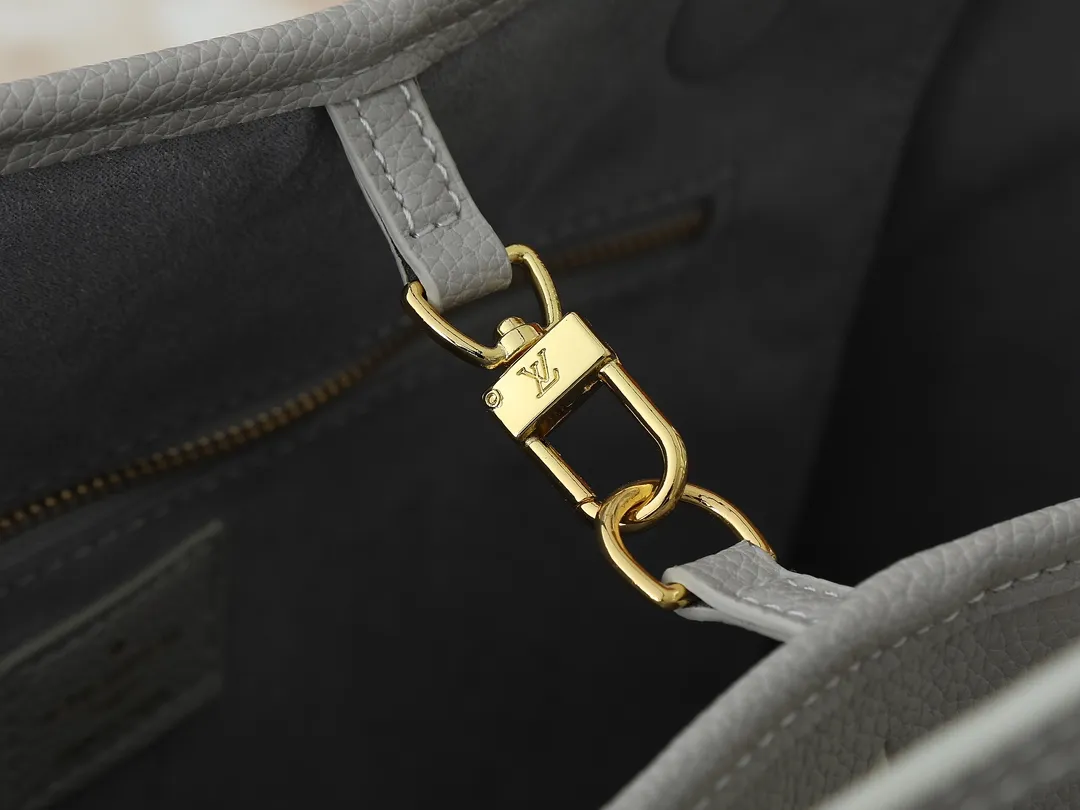 💰200💰Upgraded from the original M13758 M14210 M45686 M46649 M58907 M46329 M21579 M45685 M46676 M40995 This Neverfull medium handbag uses embossing and printing processes to depict the Monogram pattern on the cow leather. Tighten the side straps and the tote instantly transforms into an elegant urban handbag; the long handle makes it easy to carry over the shoulder or elbow. 31.0 x 28.0 x 14.0 cm (length x height x width)