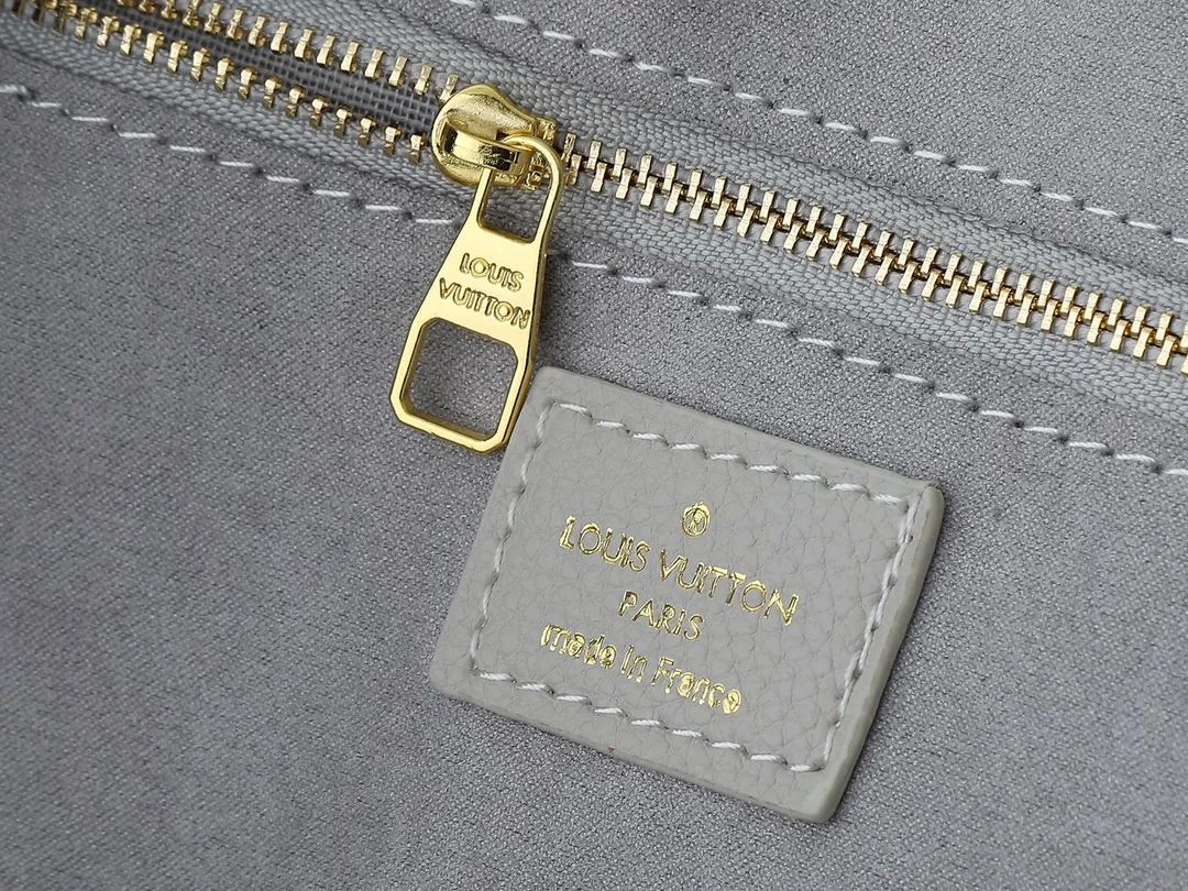 💰200💰Upgraded from the original M13758 M14210 M45686 M46649 M58907 M46329 M21579 M45685 M46676 M40995 This Neverfull medium handbag uses embossing and printing processes to depict the Monogram pattern on the cow leather. Tighten the side straps and the tote instantly transforms into an elegant urban handbag; the long handle makes it easy to carry over the shoulder or elbow. 31.0 x 28.0 x 14.0 cm (length x height x width)