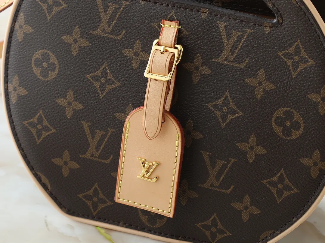 💰240💰Upgraded original M47117 presbyopia yellow flower This AROUND ME handbag, this Around Me handbag is made of Monogram coated canvas, interpreting the inspiration of the brand's LV Circle logo. The logo was created in the 1920s and is active in Louis Vuitton stores and advertising. This sleek handbag debuts on the 2024 spring and summer show, with an integrated handle creating a simple and elegant appearance. Exquisite configuration releases trendy style. 22.5×21×7cm