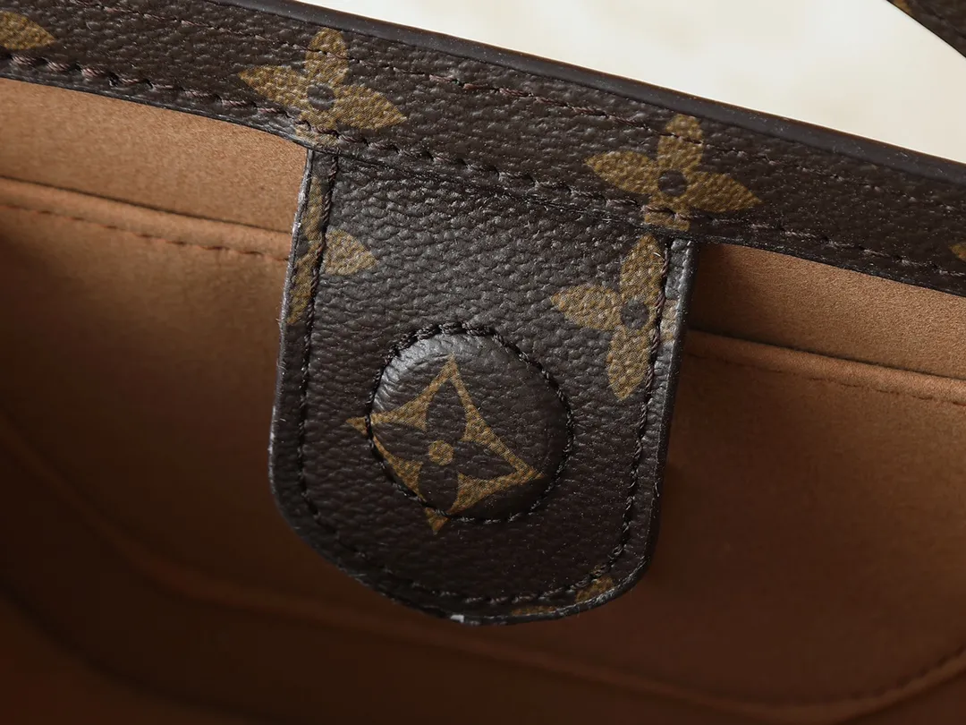 💰240💰Upgraded original M47117 presbyopia yellow flower This AROUND ME handbag, this Around Me handbag is made of Monogram coated canvas, interpreting the inspiration of the brand's LV Circle logo. The logo was created in the 1920s and is active in Louis Vuitton stores and advertising. This sleek handbag debuts on the 2024 spring and summer show, with an integrated handle creating a simple and elegant appearance. Exquisite configuration releases trendy style. 22.5×21×7cm