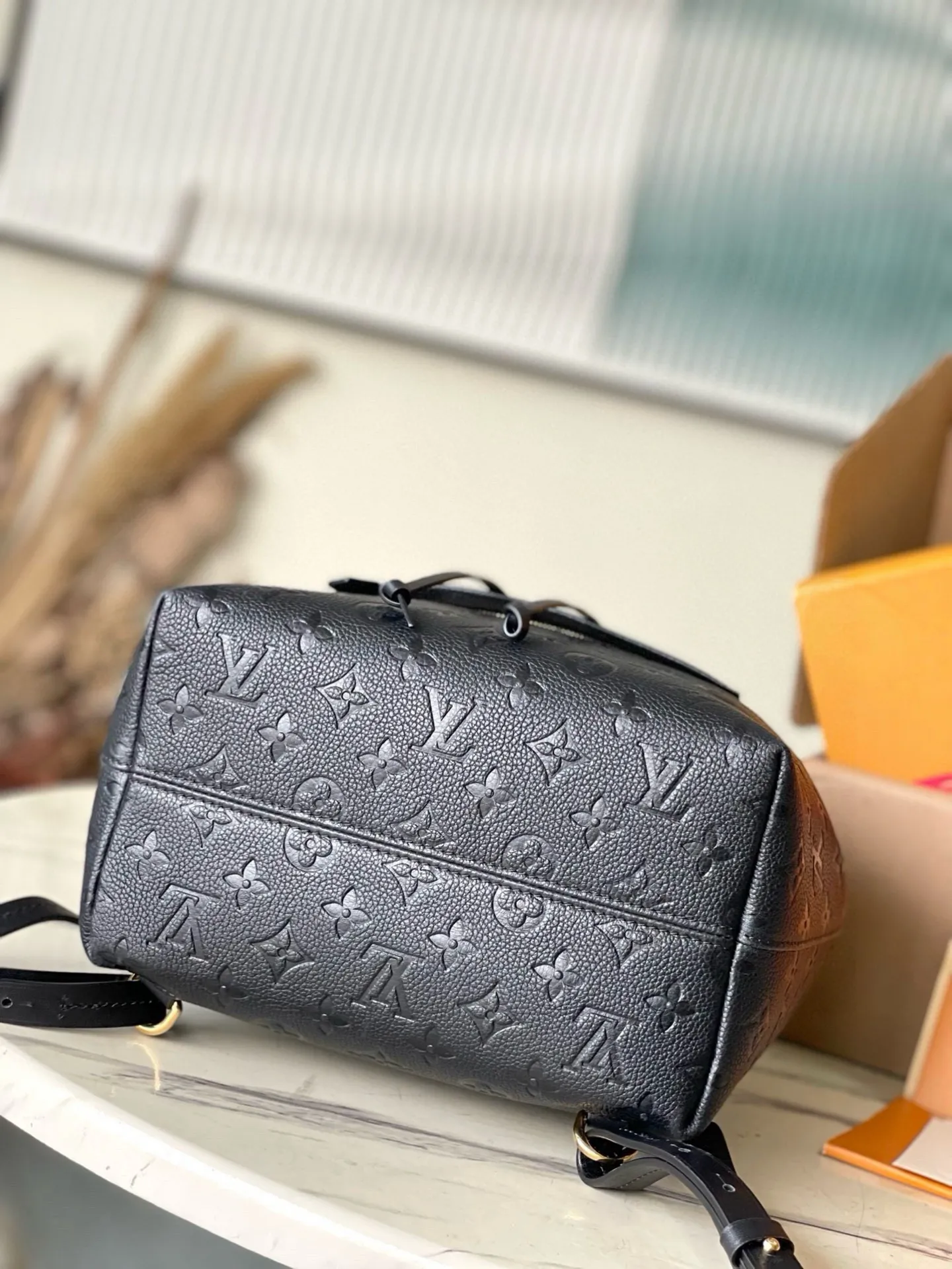 💰1140 (top layer leather) top original M45205 black Montsouris backpack is covered in Monogram Empreinte embossed leather, embellished with vintage metal buckles and charms. The zippered outer pocket allows for easy access, and the adjustable shoulder strap provides a comfortable shoulder carrying experience. Dimensions: 27.5 x 33.0 x 14.0 cm