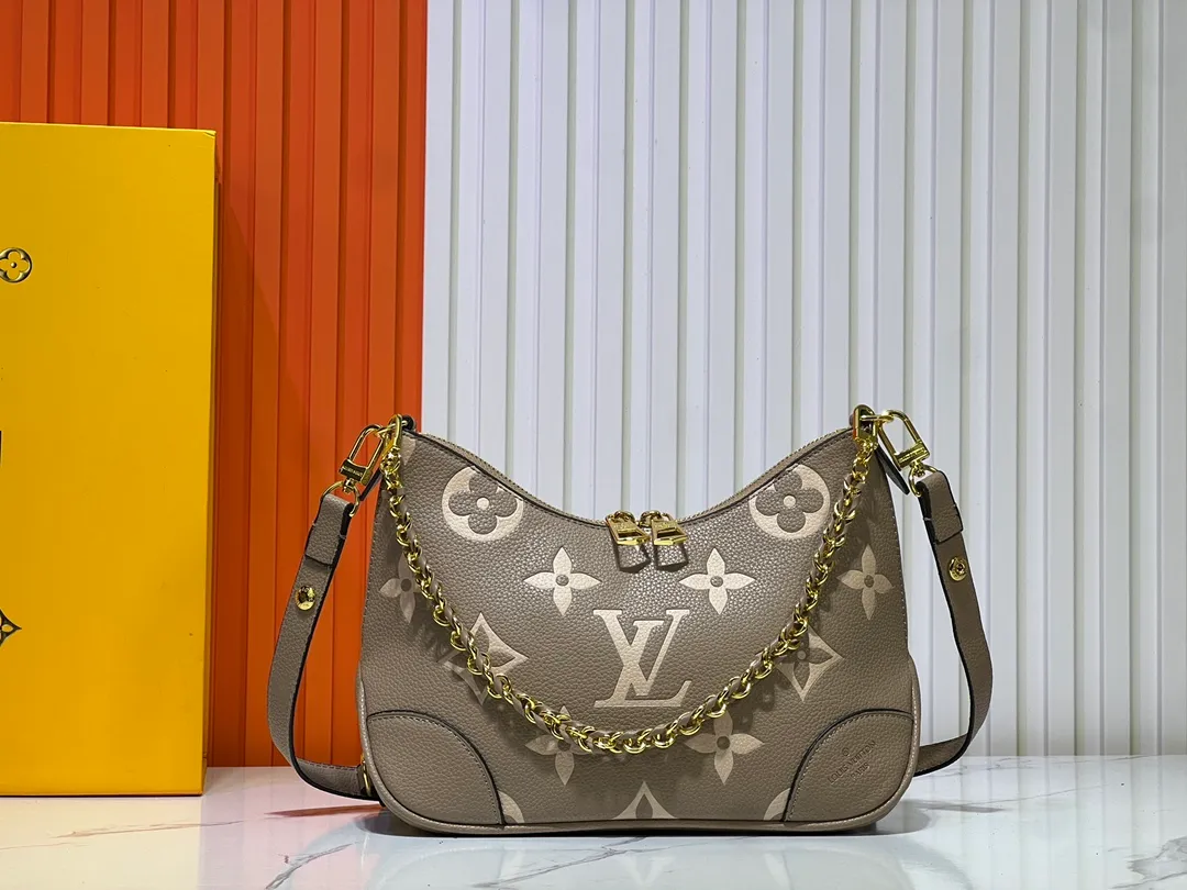 Batch 260💰Upgraded original M13224 M12930 M45832 M45831 Chain bag croissant series KOREA PRE-LAUNCH handbag This season's Boulogne bag uses Monogram Amprent leather material to reinterpret a symbolic design that can be used in multiple ways. Like existing designs made of canvas, various styles of items can be produced. Internal flat pocket that can store large-sized smartphones. A new version with a braided chain woven with gold hardware that creates a high-class and strong atmosphere. 16 x 9.5 x 29 cm.