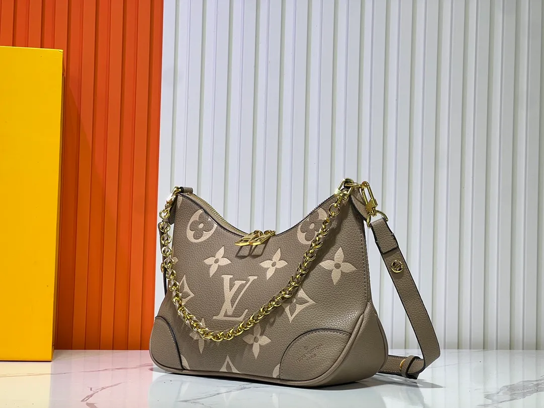 Batch 260💰Upgraded original M13224 M12930 M45832 M45831 Chain bag croissant series KOREA PRE-LAUNCH handbag This season's Boulogne bag uses Monogram Amprent leather material to reinterpret a symbolic design that can be used in multiple ways. Like existing designs made of canvas, various styles of items can be produced. Internal flat pocket that can store large-sized smartphones. A new version with a braided chain woven with gold hardware that creates a high-class and strong atmosphere. 16 x 9.5 x 29 cm.