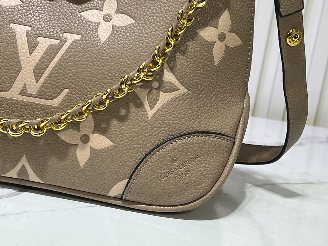 Batch 260💰Upgraded original M13224 M12930 M45832 M45831 Chain bag croissant series KOREA PRE-LAUNCH handbag This season's Boulogne bag uses Monogram Amprent leather material to reinterpret a symbolic design that can be used in multiple ways. Like existing designs made of canvas, various styles of items can be produced. Internal flat pocket that can store large-sized smartphones. A new version with a braided chain woven with gold hardware that creates a high-class and strong atmosphere. 16 x 9.5 x 29 cm.